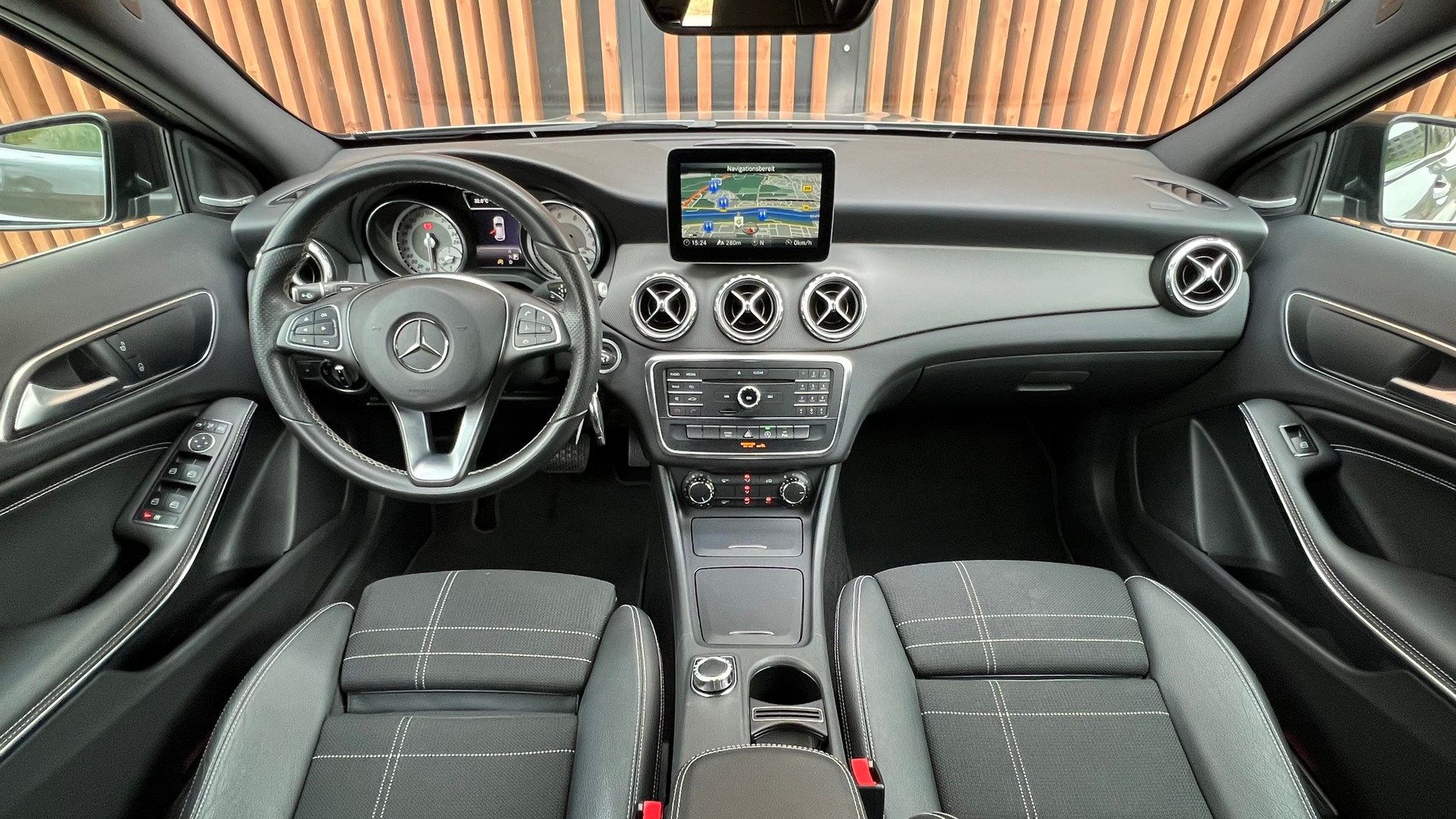 MERCEDES-BENZ GLA 200 NIGHT STAR 7G-DCT l 156 PS-image-16