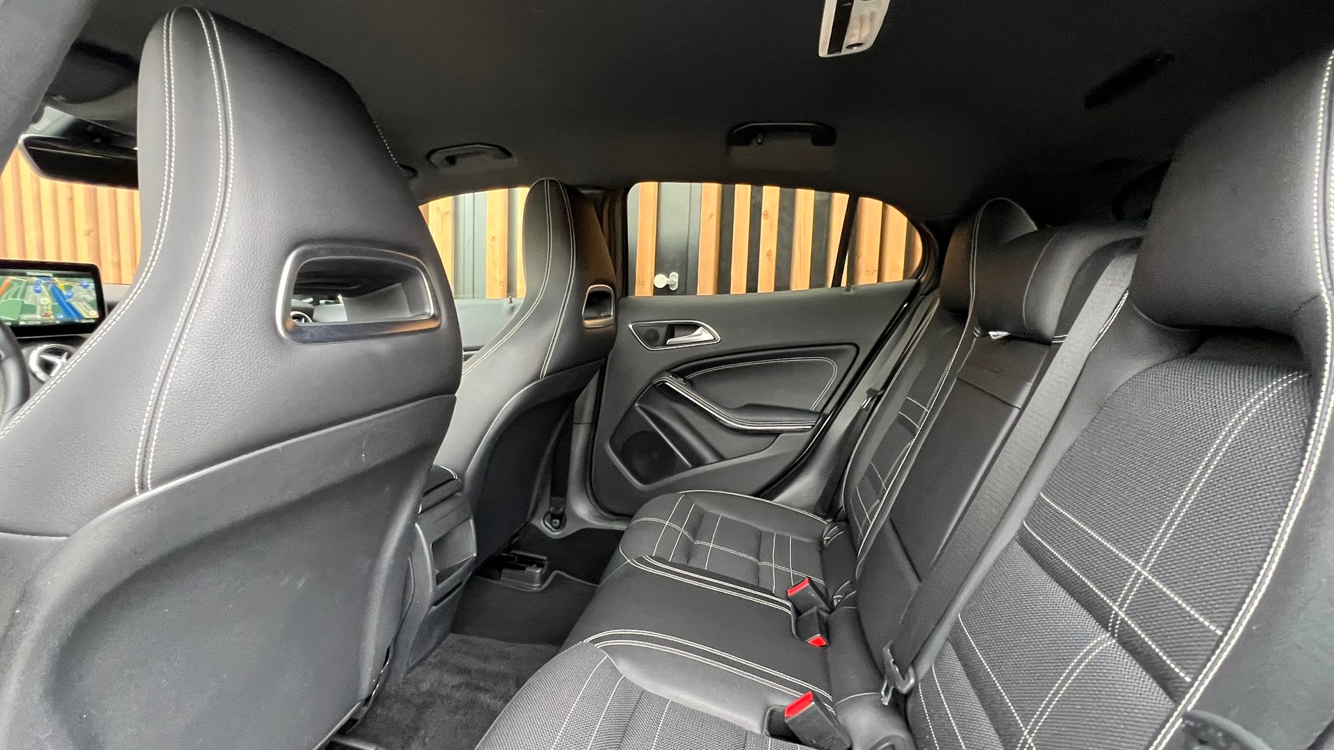 MERCEDES-BENZ GLA 200 NIGHT STAR 7G-DCT l 156 PS-image-24