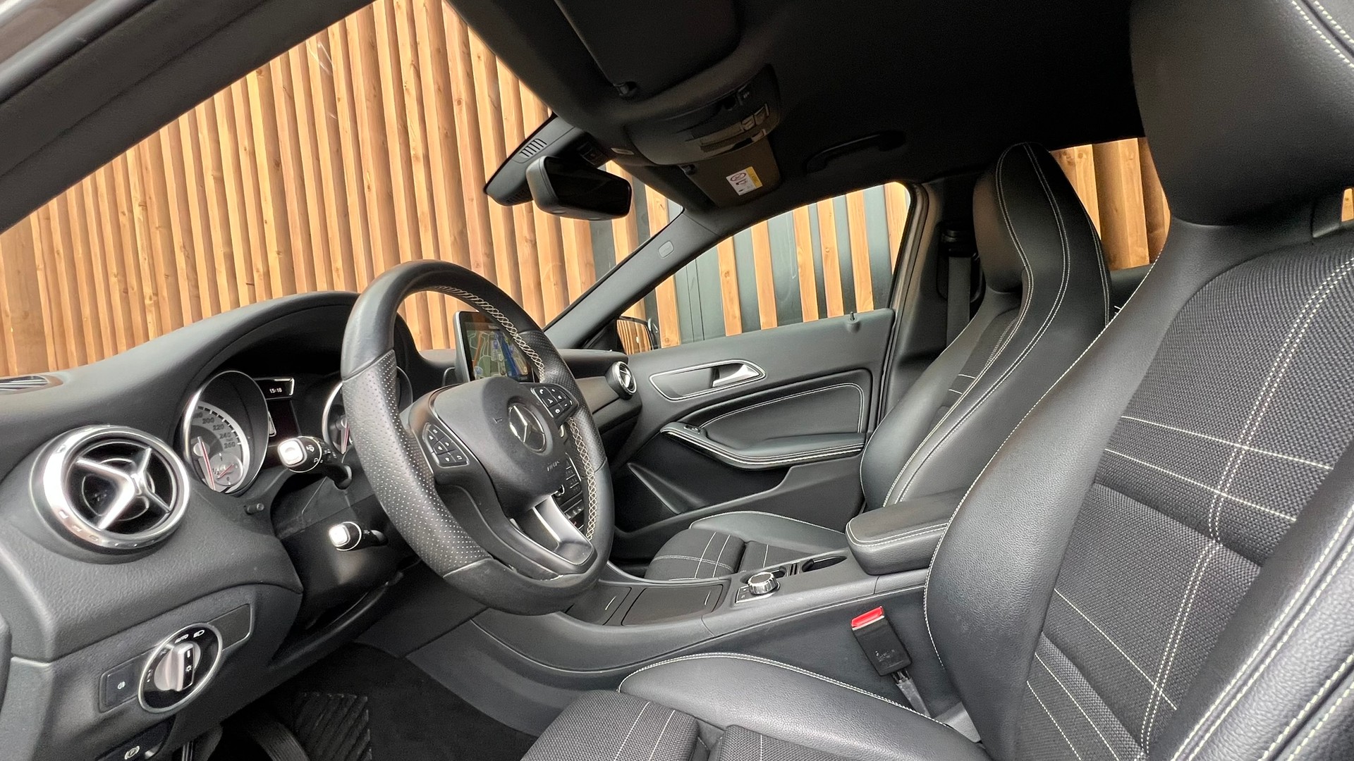 MERCEDES-BENZ GLA 200 NIGHT STAR 7G-DCT l 156 PS-image-22