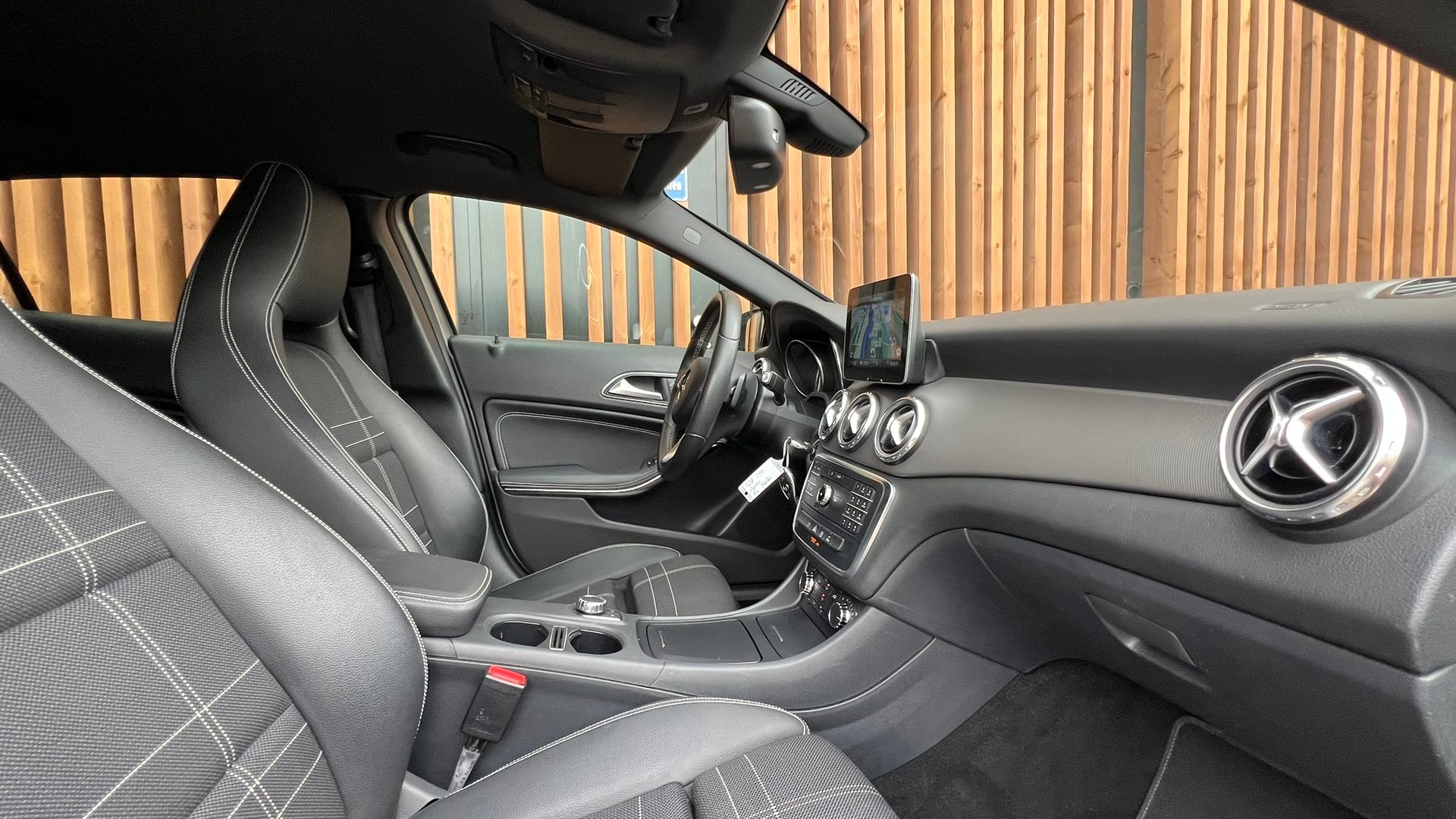 MERCEDES-BENZ GLA 200 NIGHT STAR 7G-DCT l 156 PS-image-23