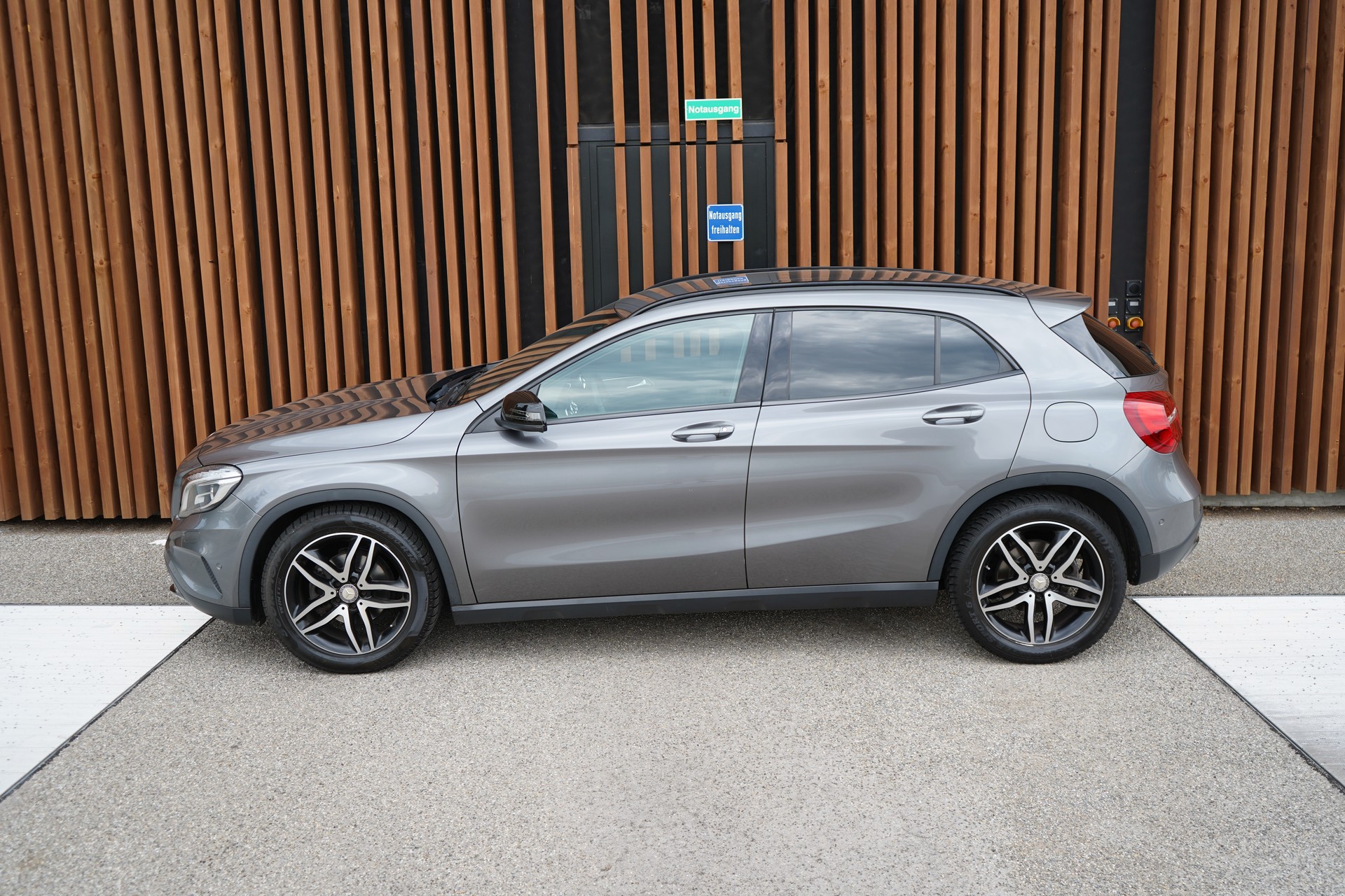 MERCEDES-BENZ GLA 200 NIGHT STAR 7G-DCT l 156 PS-image-5