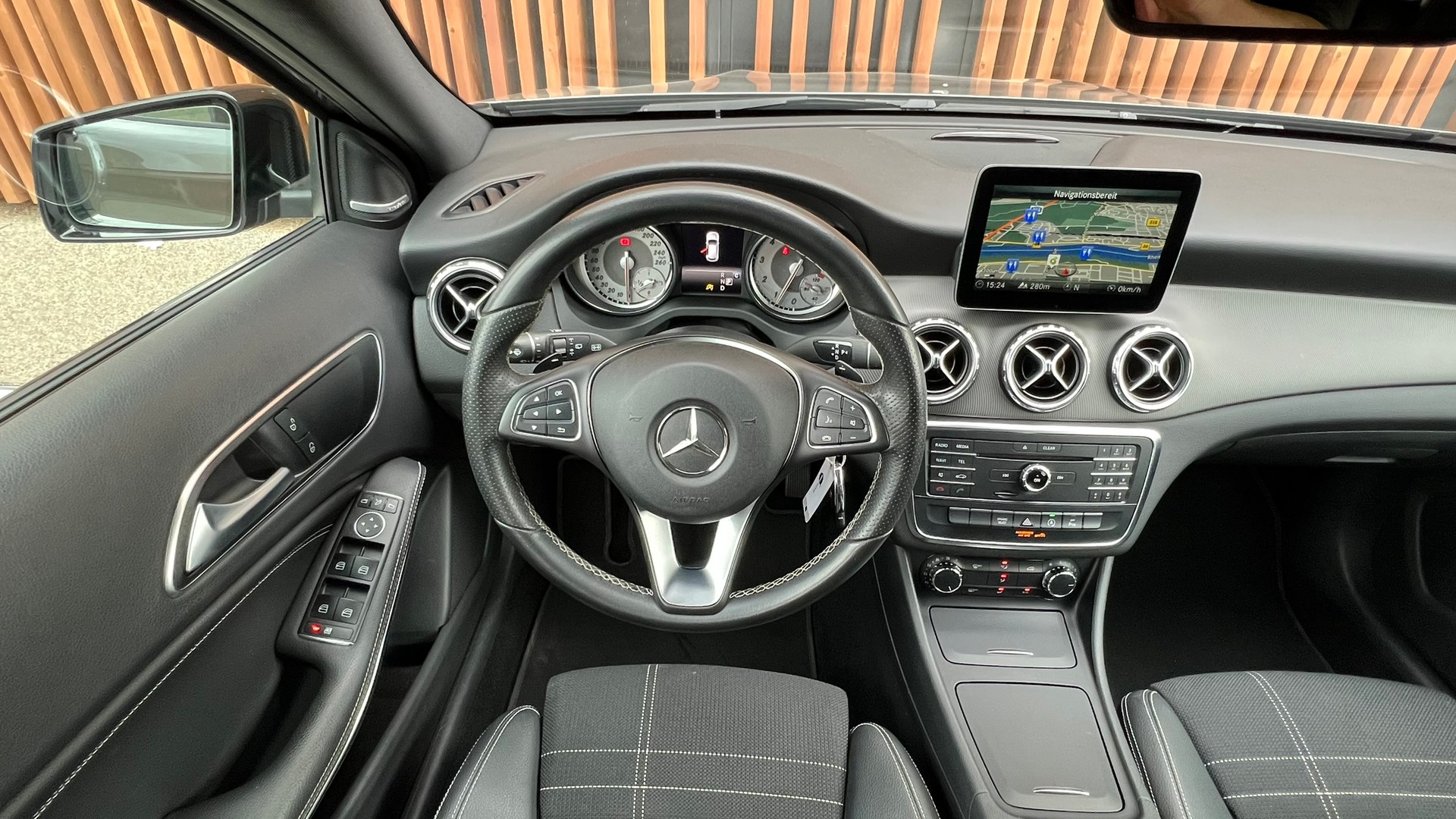 MERCEDES-BENZ GLA 200 NIGHT STAR 7G-DCT l 156 PS-image-17