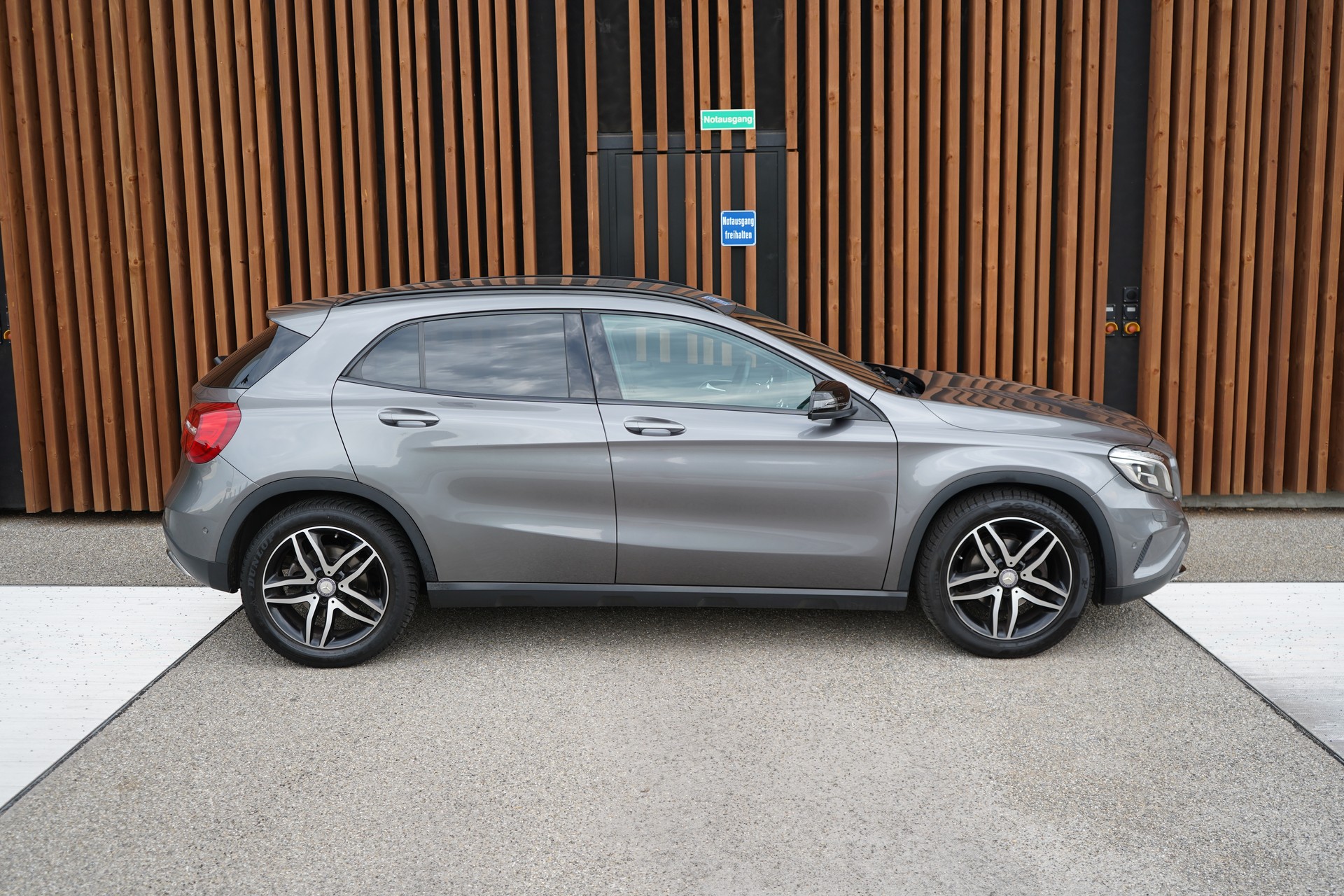 MERCEDES-BENZ GLA 200 NIGHT STAR 7G-DCT l 156 PS-image-4