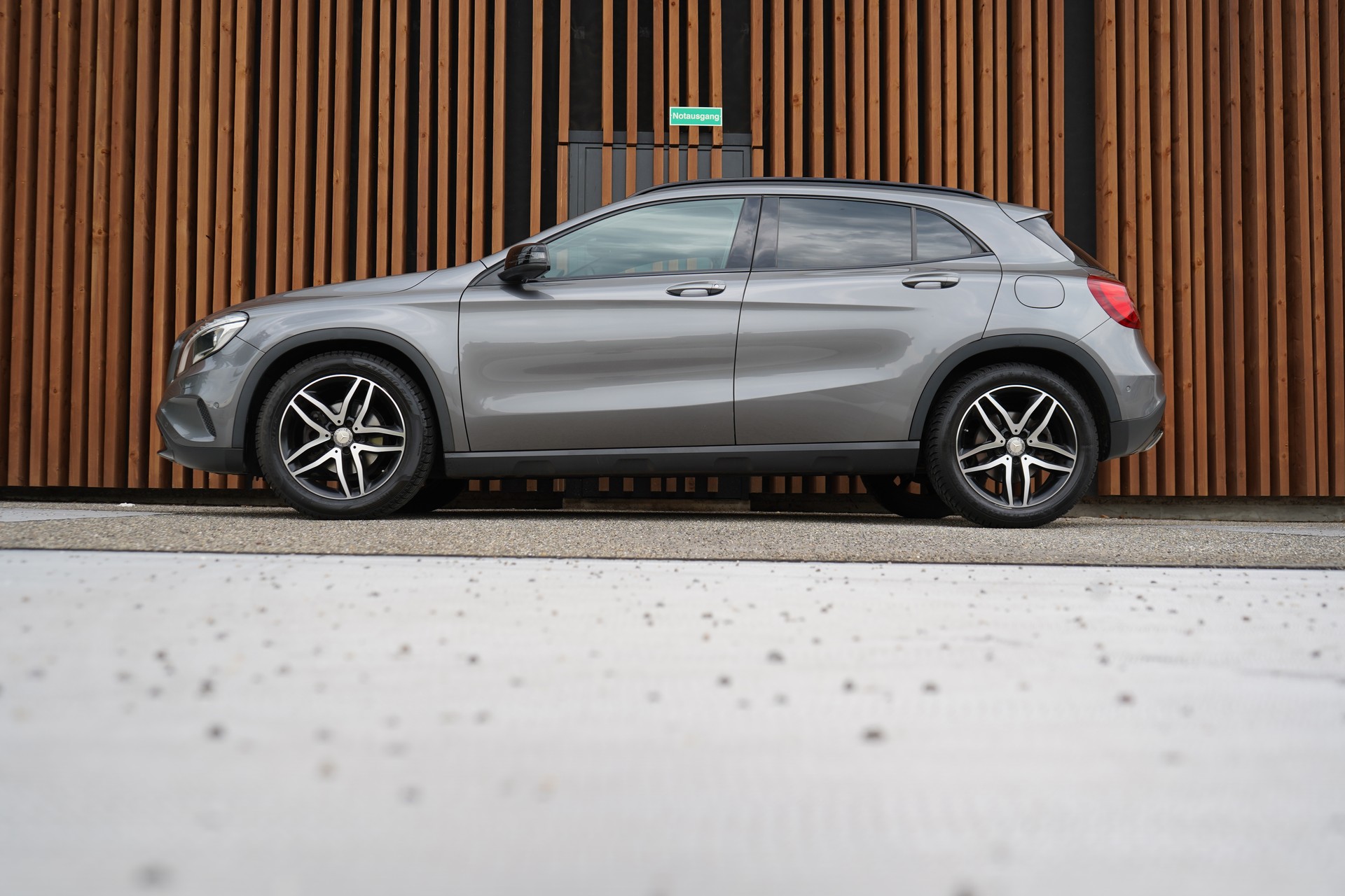 MERCEDES-BENZ GLA 200 NIGHT STAR 7G-DCT l 156 PS-showroom-element-1