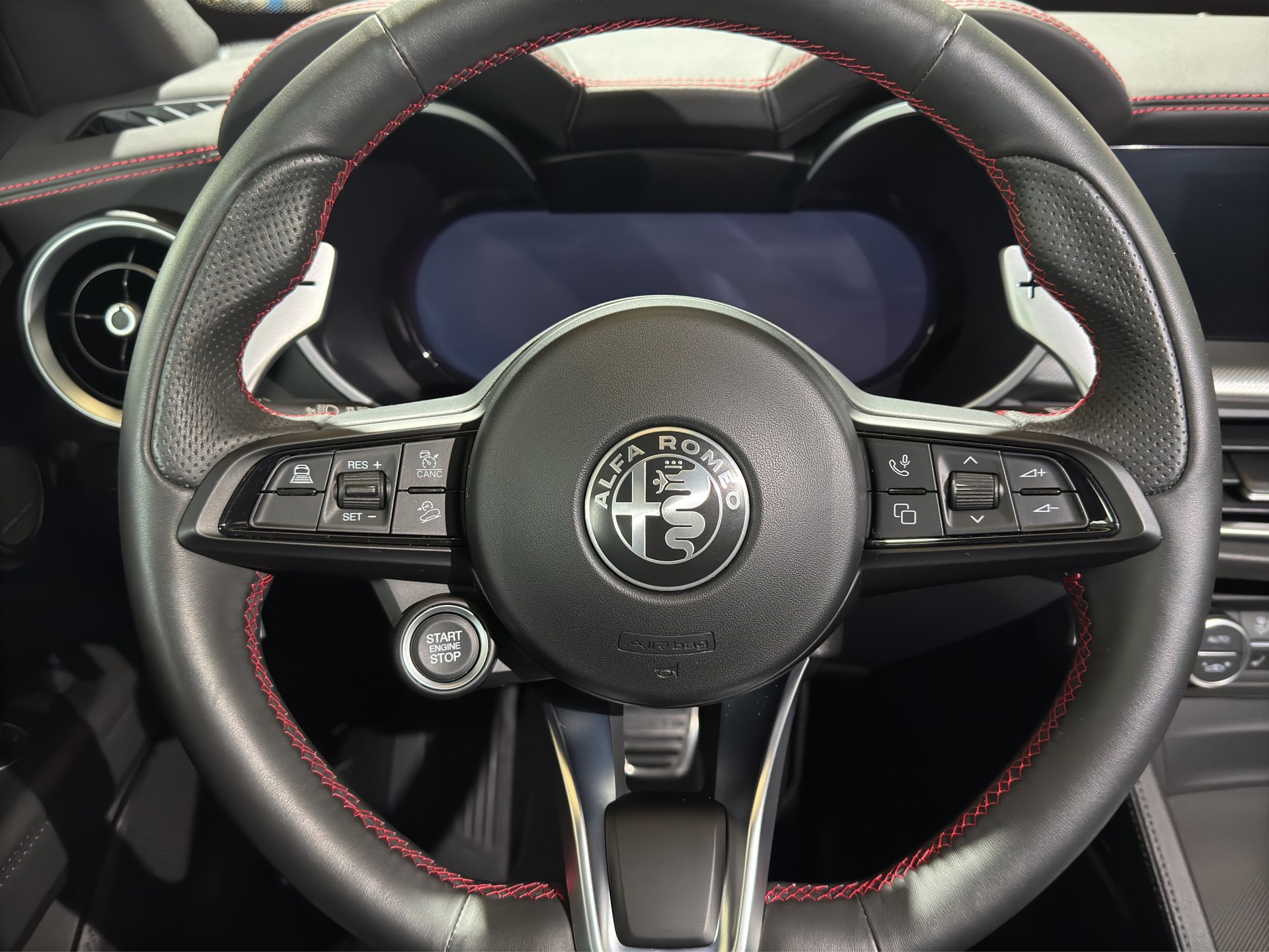ALFA ROMEO Giulia 2.0 Competizione Q4 AT8-image-11