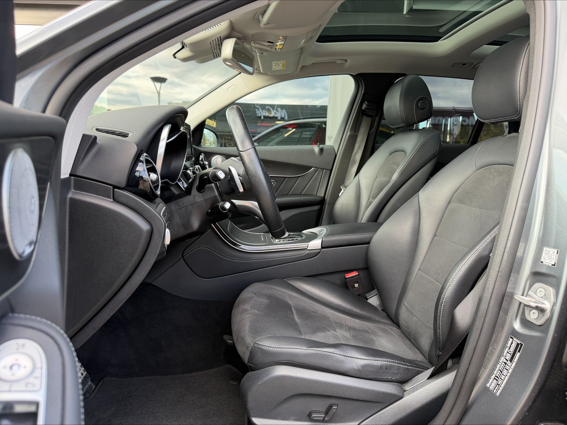 MERCEDES-BENZ GLC 250 AMG Line 4Matic 9G-Tronic-image-3