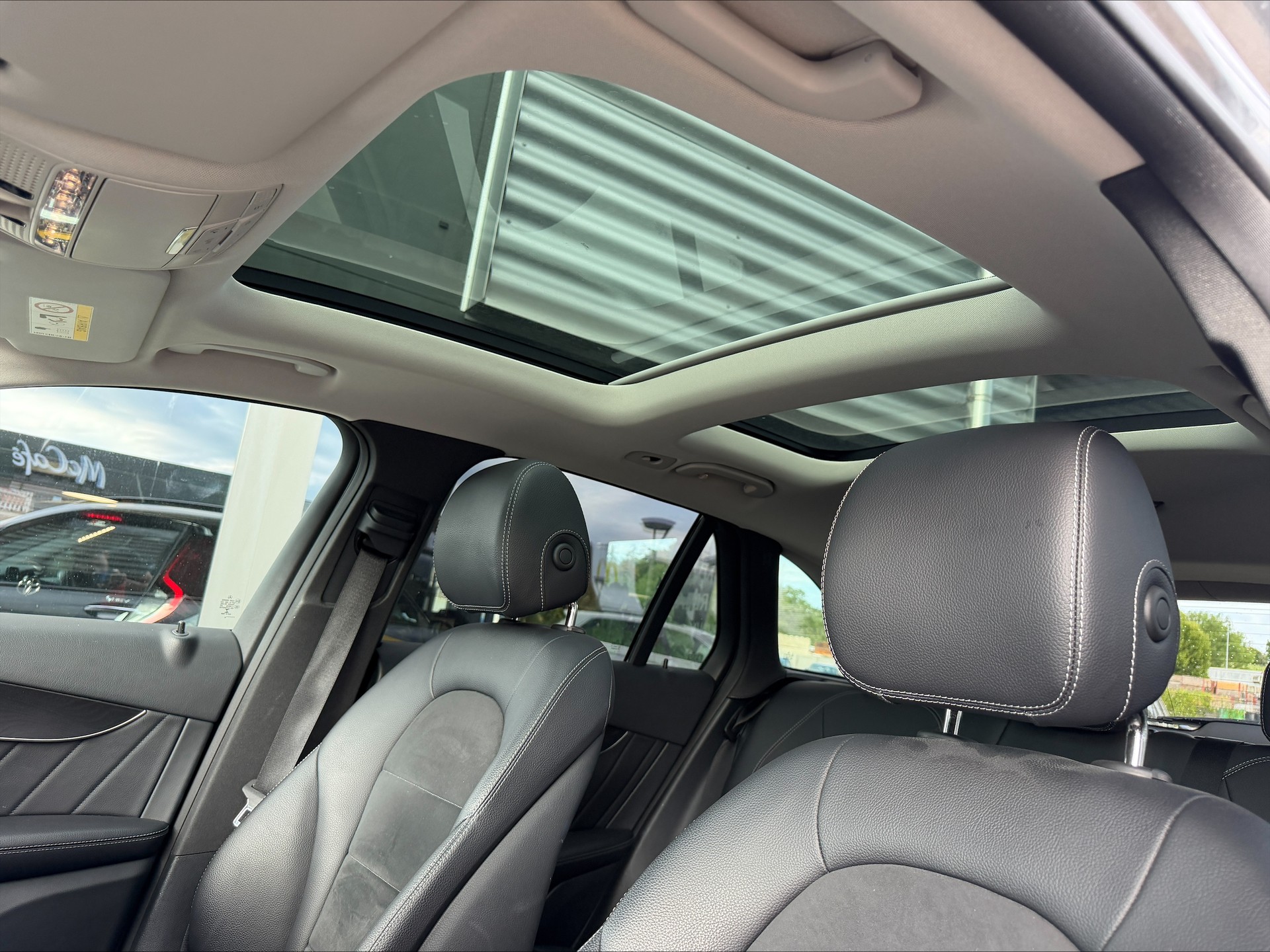 MERCEDES-BENZ GLC 250 AMG Line 4Matic 9G-Tronic-image-10