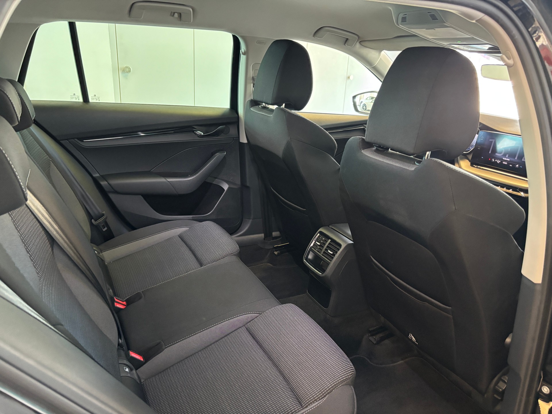 SKODA Octavia Combi 2.0 TDI DSG Ambition-image-10