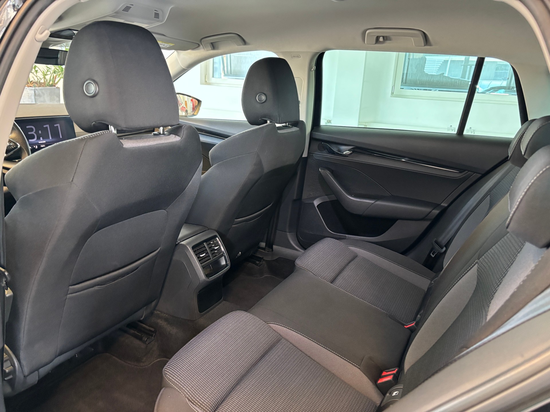 SKODA Octavia Combi 2.0 TDI DSG Ambition-image-9