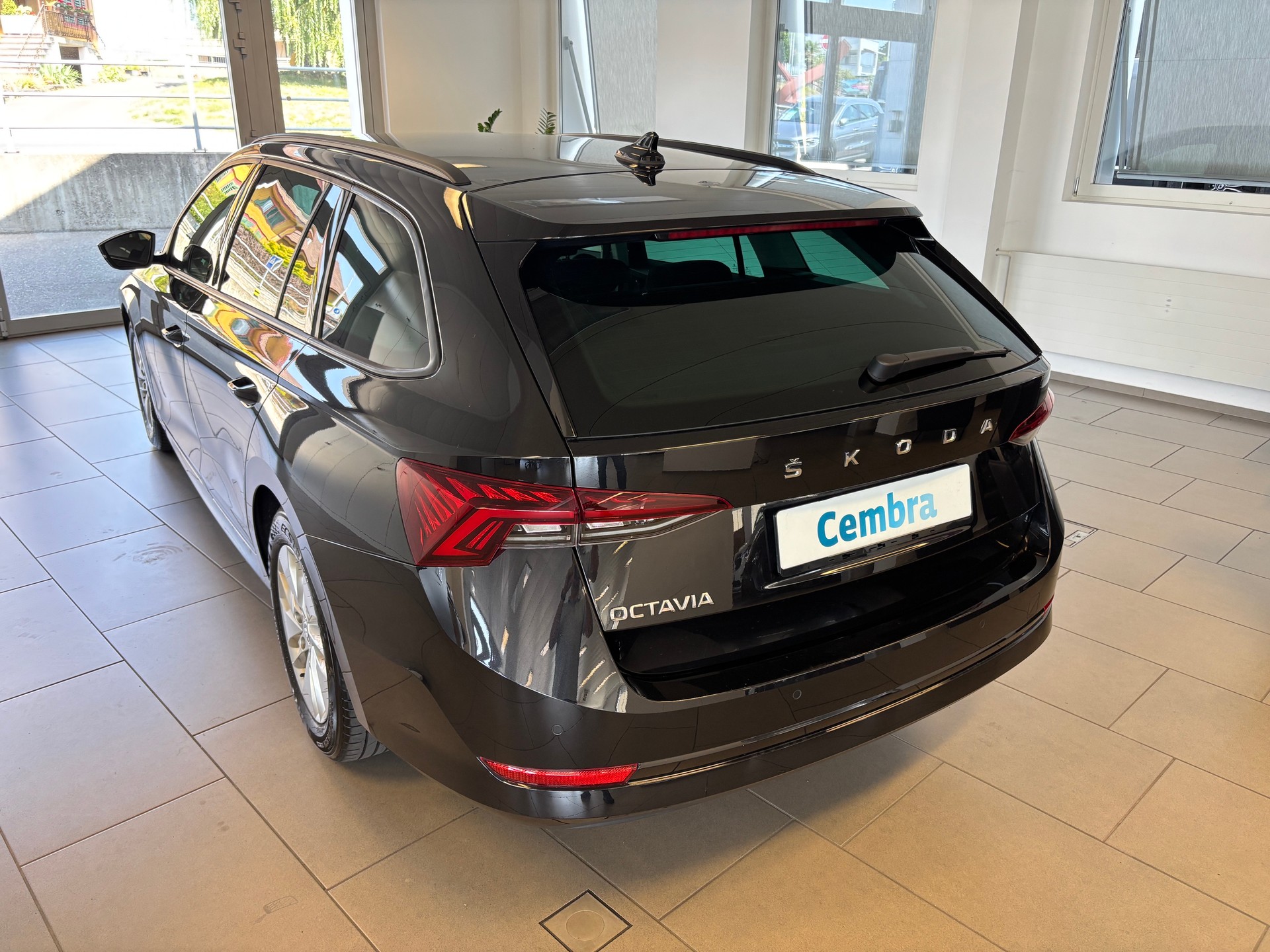 SKODA Octavia Combi 2.0 TDI DSG Ambition-image-3