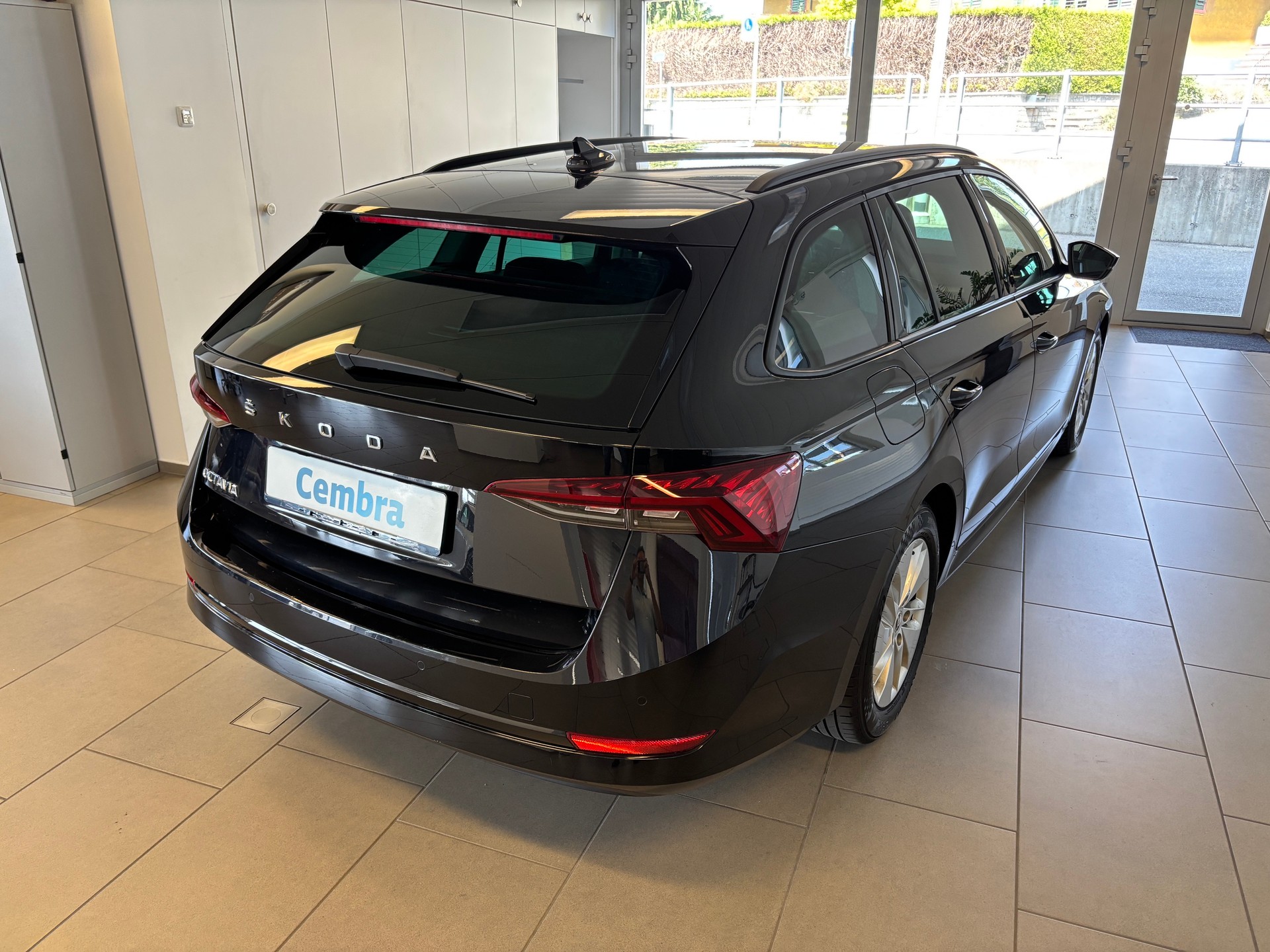 SKODA Octavia Combi 2.0 TDI DSG Ambition-image-2