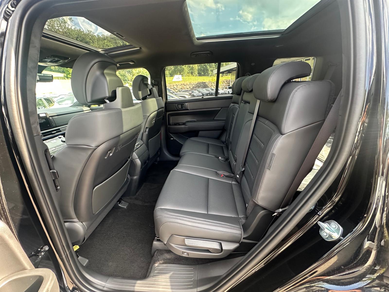 HYUNDAI Santa Fe 1.6 T-GDi HEV Calligraphy Swiss Ed. 4WD Automatic-image-12