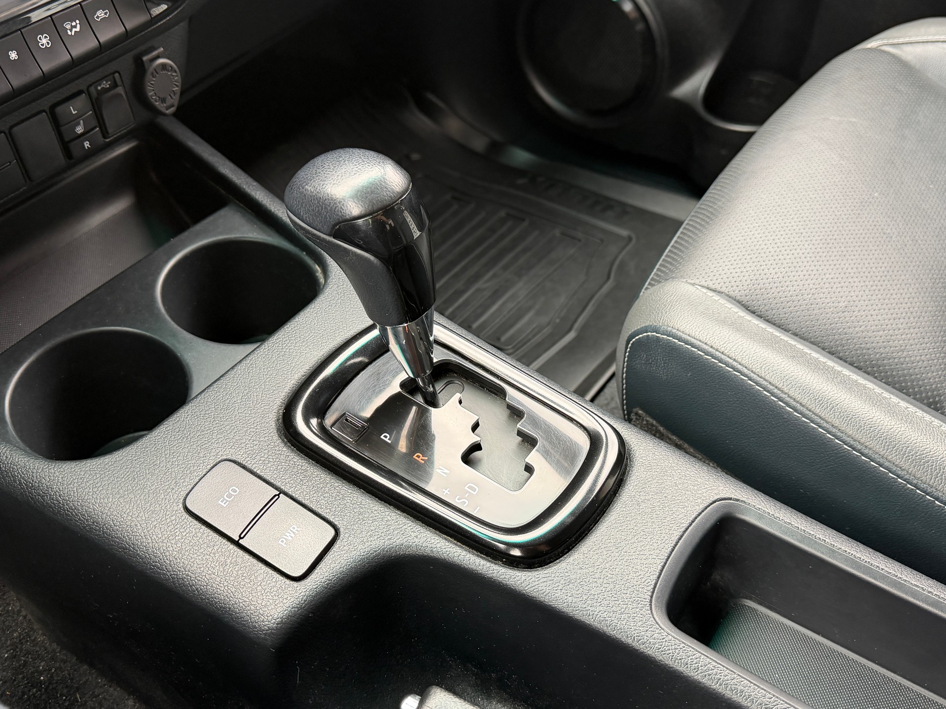 TOYOTA Hilux Double Cab.-Pick-up 2.8 D-4D 230 Invincible-image-15