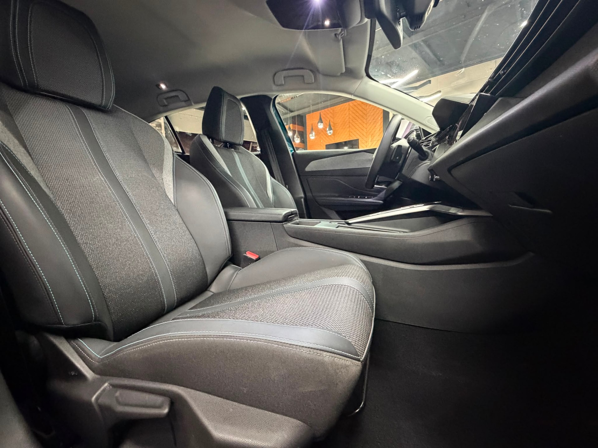 PEUGEOT 408 1.2 HEV 145 Allure-image-19