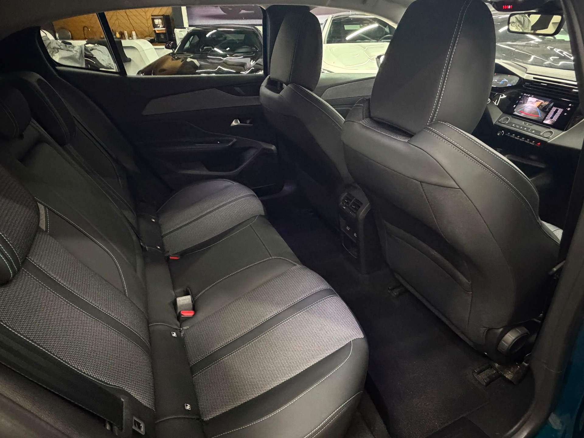PEUGEOT 408 1.2 HEV 145 Allure-image-18