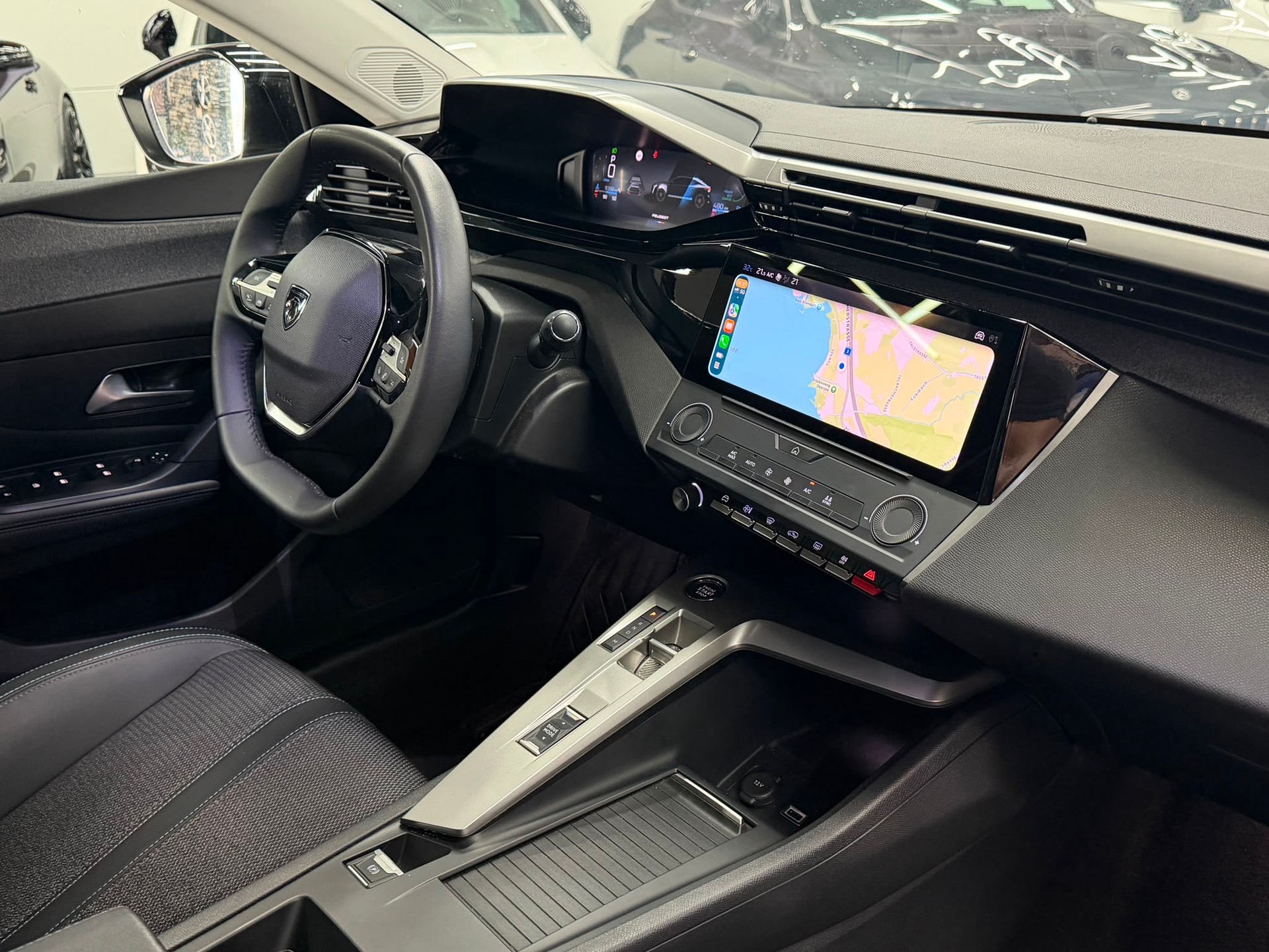 PEUGEOT 408 1.2 HEV 145 Allure-image-22