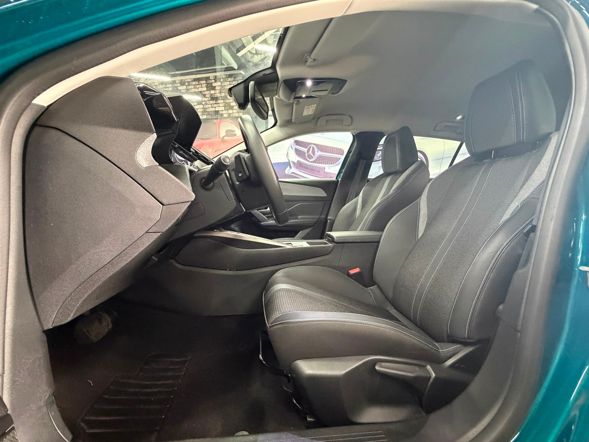 PEUGEOT 408 1.2 HEV 145 Allure-image-9