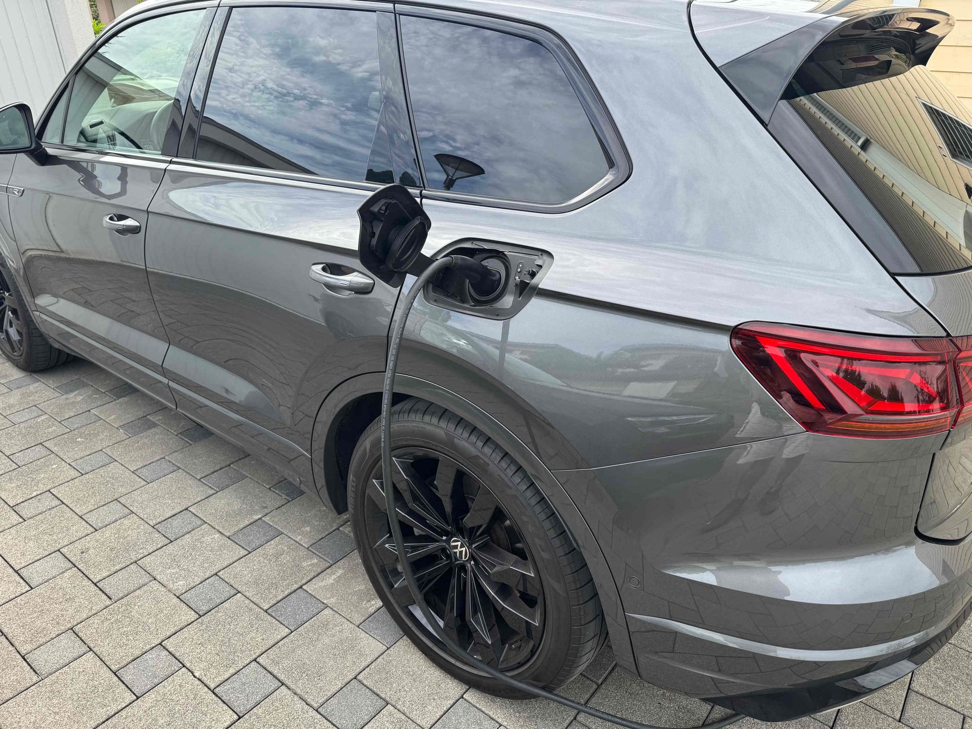 VW 3.0 V6 TSI PHEV R-image-5