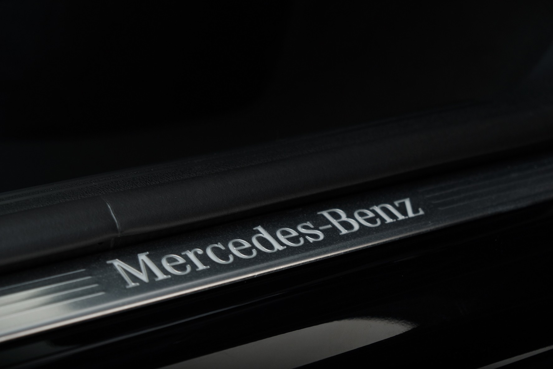 MERCEDES-BENZ GLA 250 Swiss Star AMG Line 4matic H247-image-11