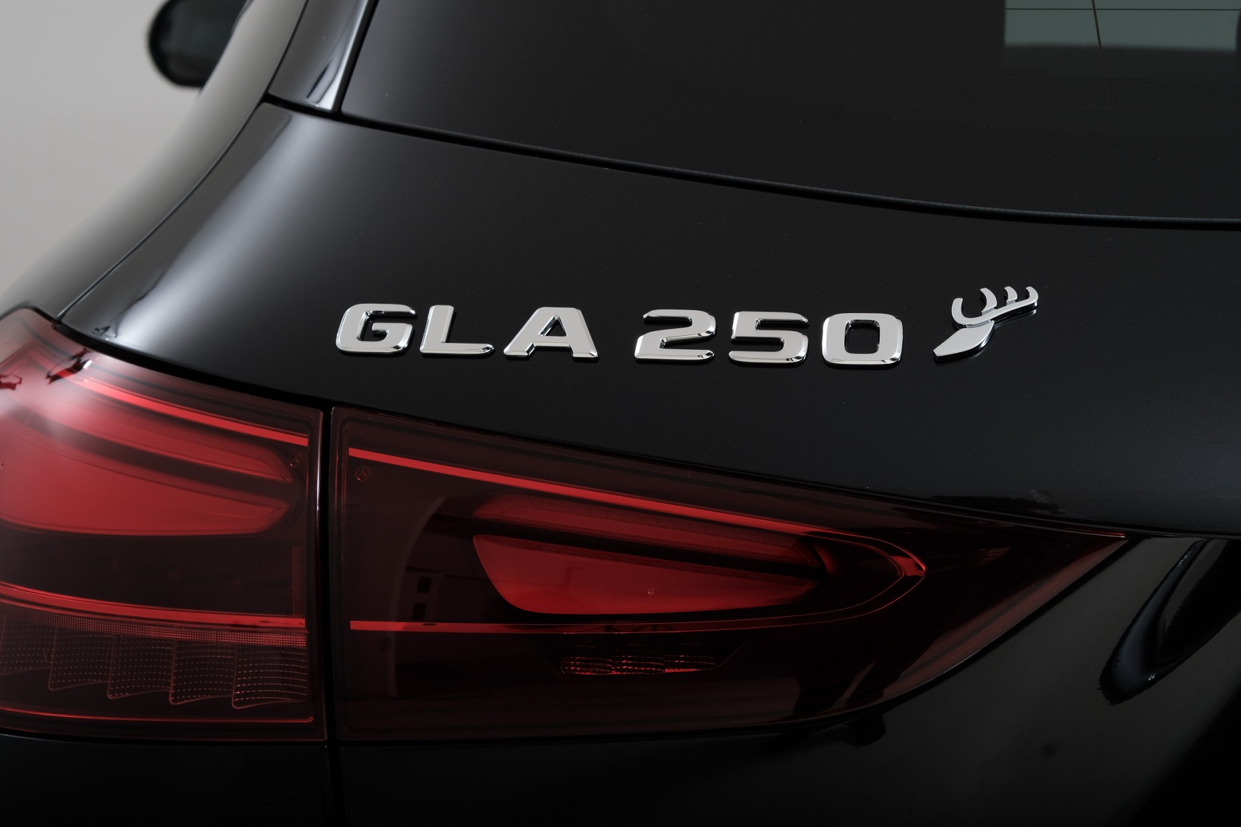MERCEDES-BENZ GLA 250 Swiss Star AMG Line 4matic H247-image-10
