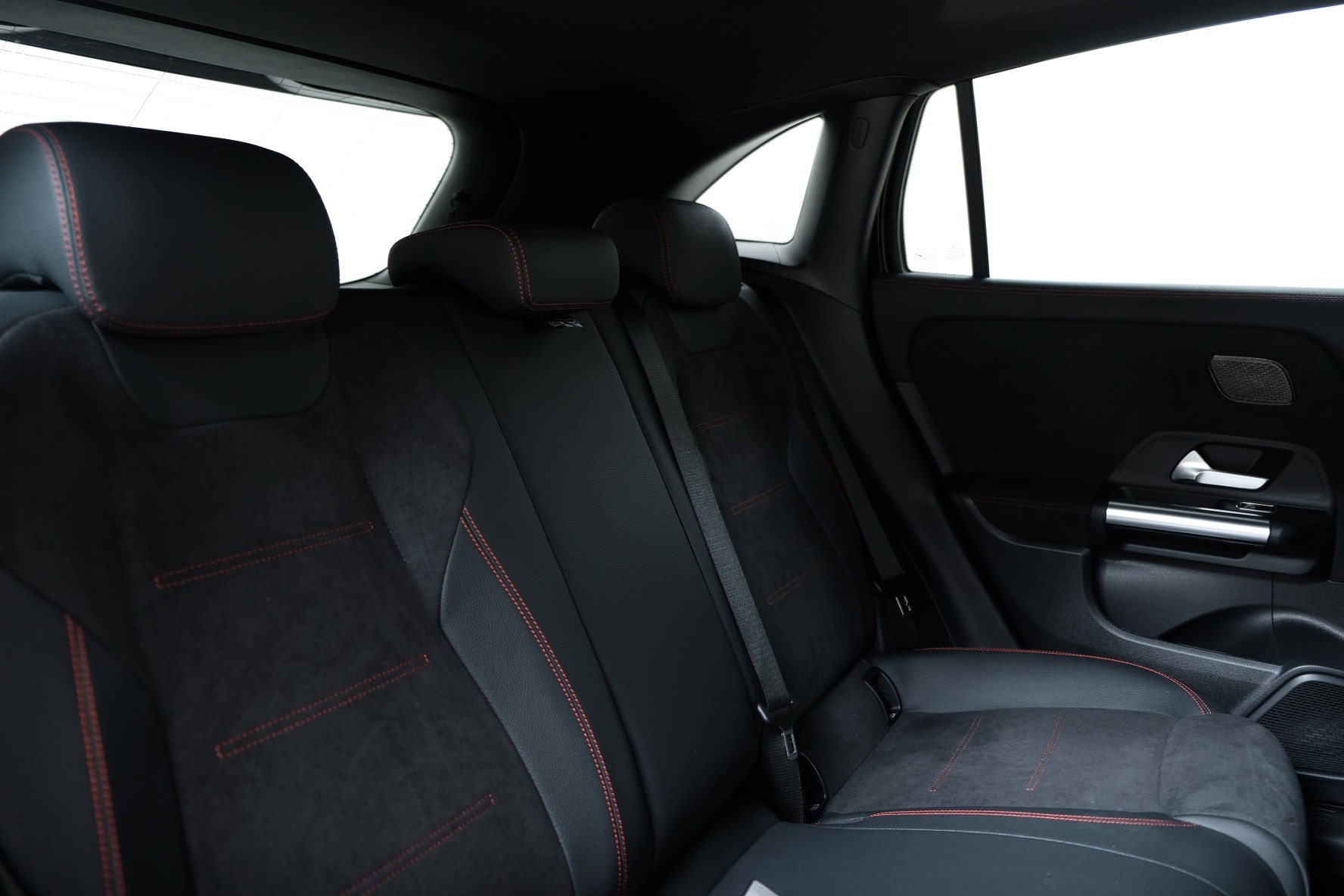 MERCEDES-BENZ GLA 250 Swiss Star AMG Line 4matic H247-image-8