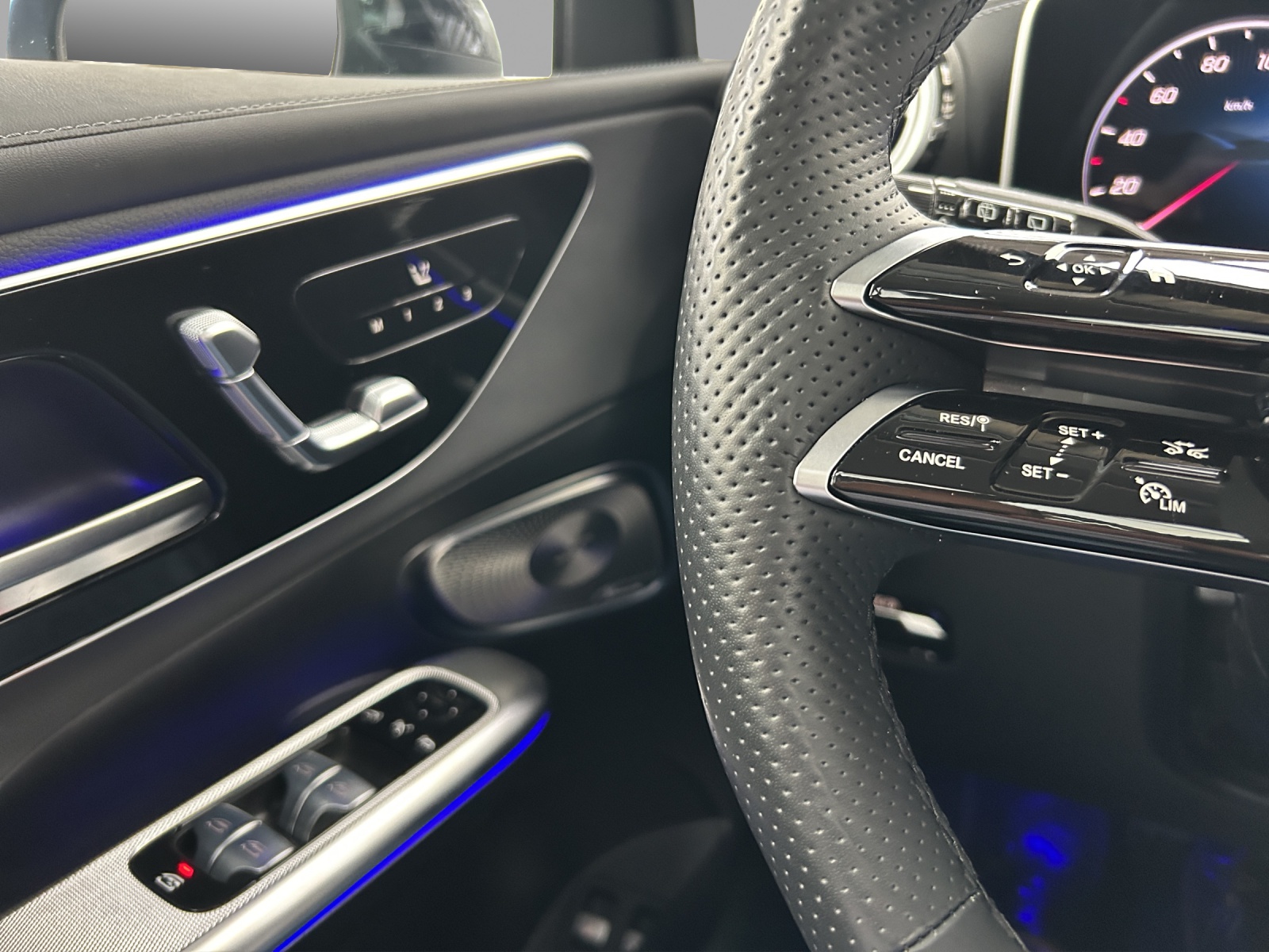 MERCEDES-BENZ GLC 300 e 4Matic 9G-Tronic-image-12