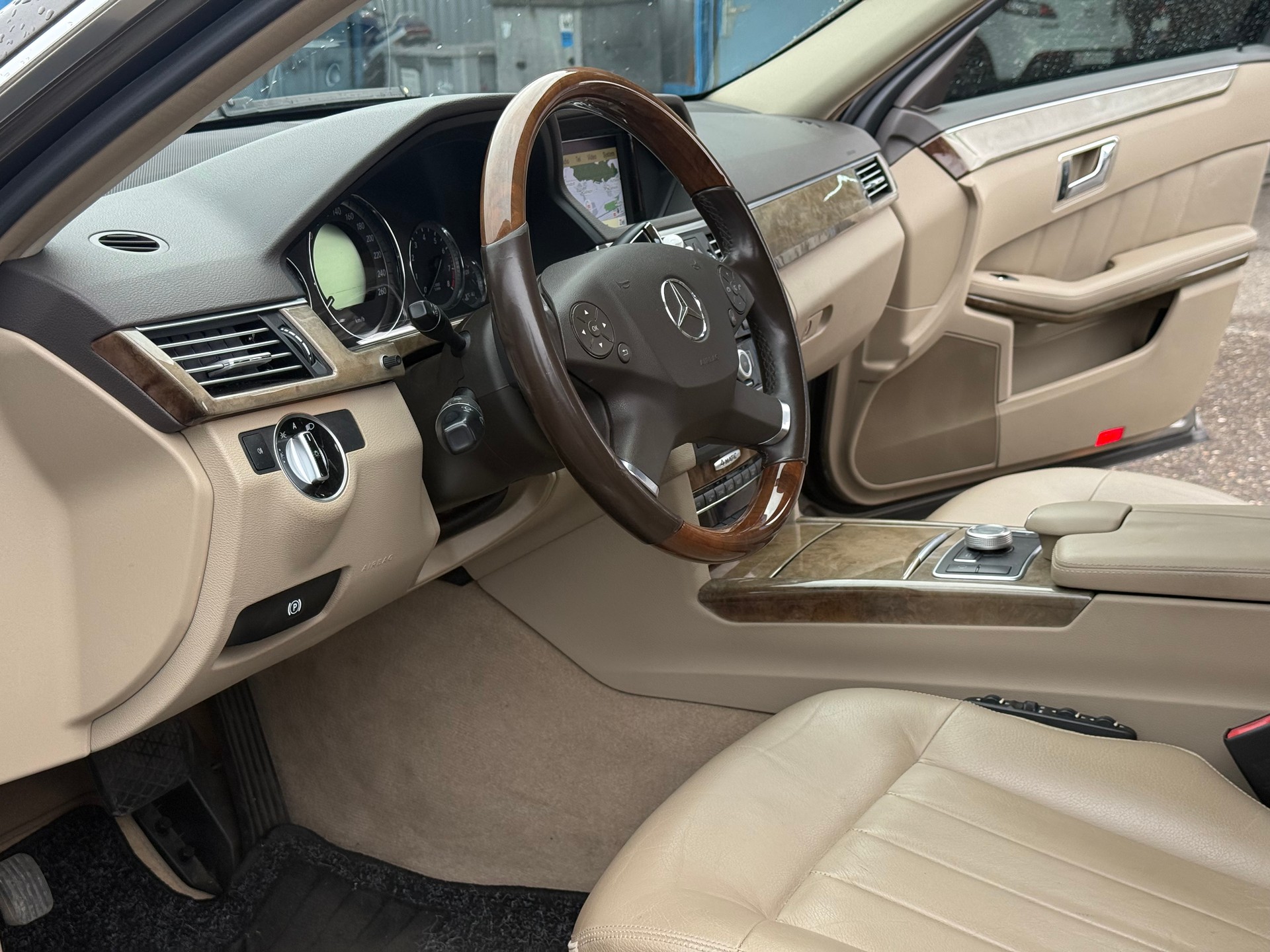 MERCEDES-BENZ E 350 Avantgarde 4Matic 7G-Tronic-image-4