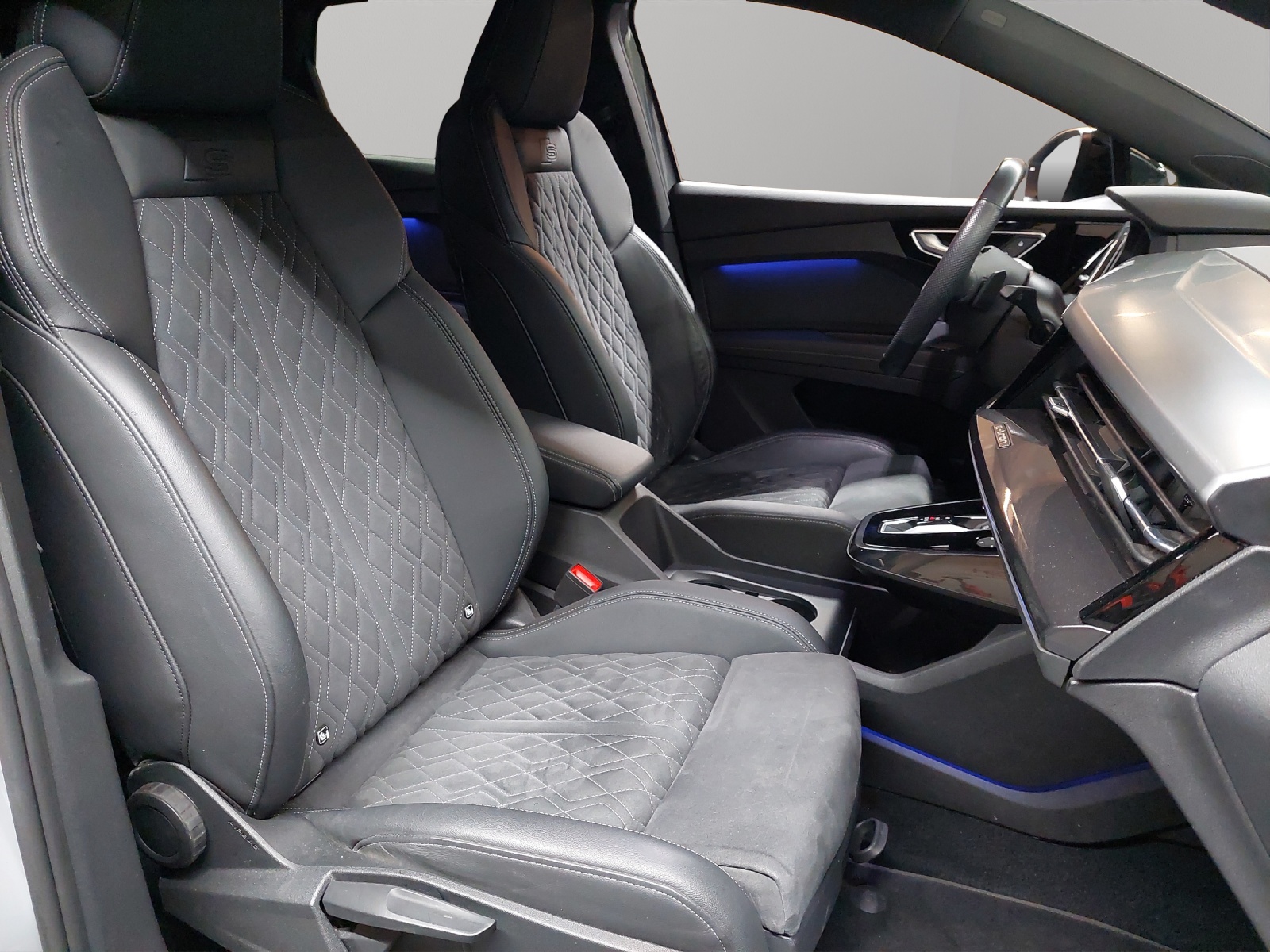 AUDI Q4 e-tron 45 quattro-image-9