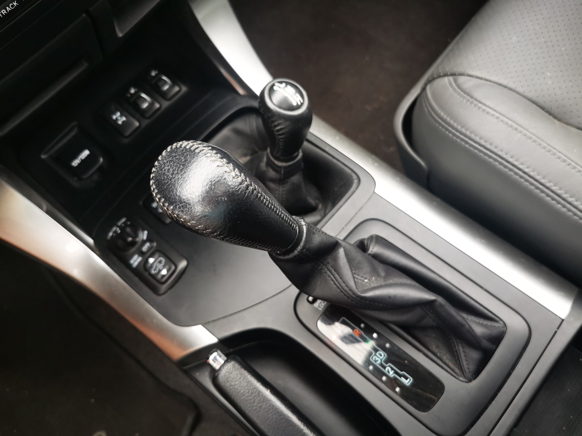 TOYOTA Land Cruiser 4.0 V6 Linea Sol-image-7