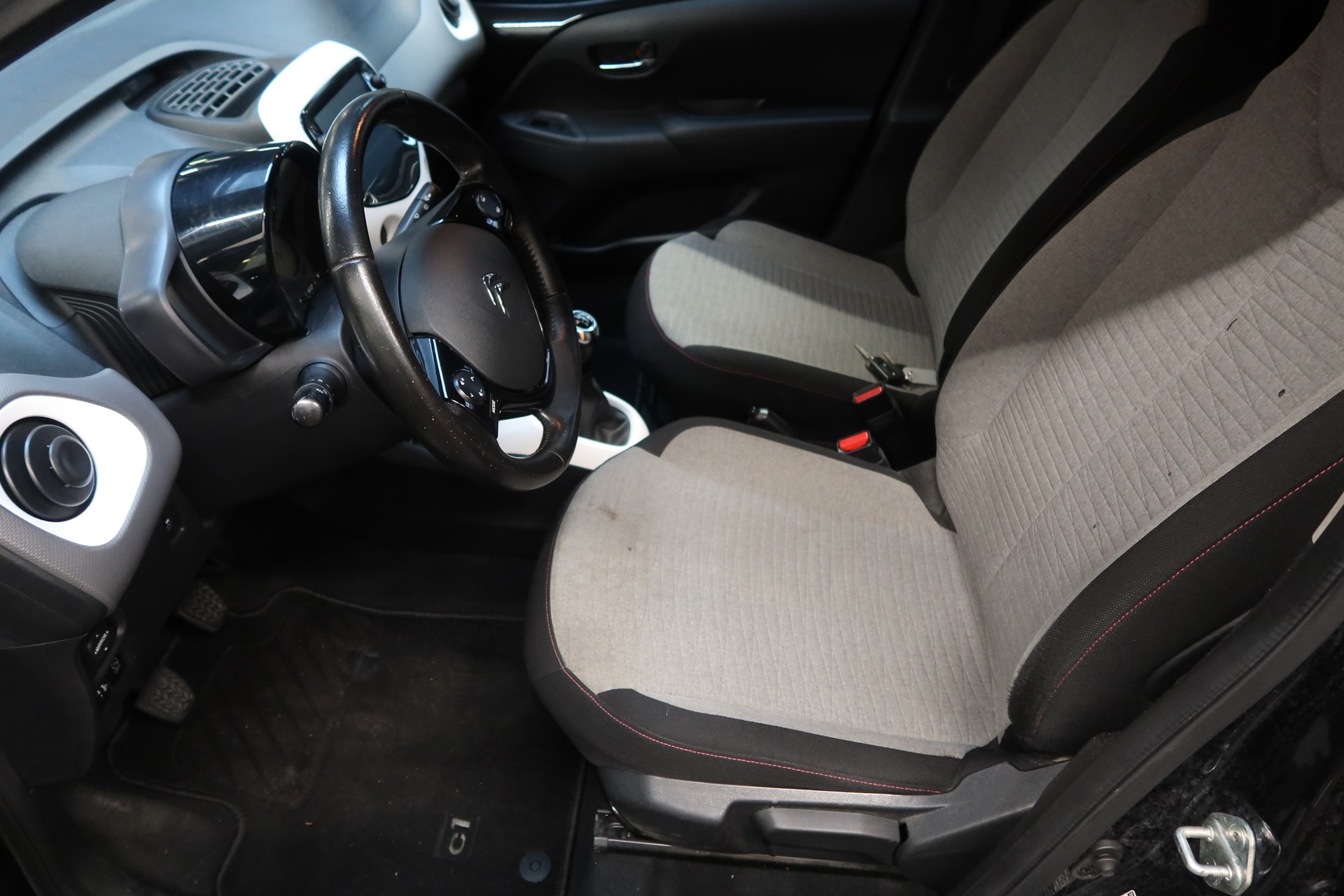 CITROEN C1 1.0 VTi Shine S&S-image-8