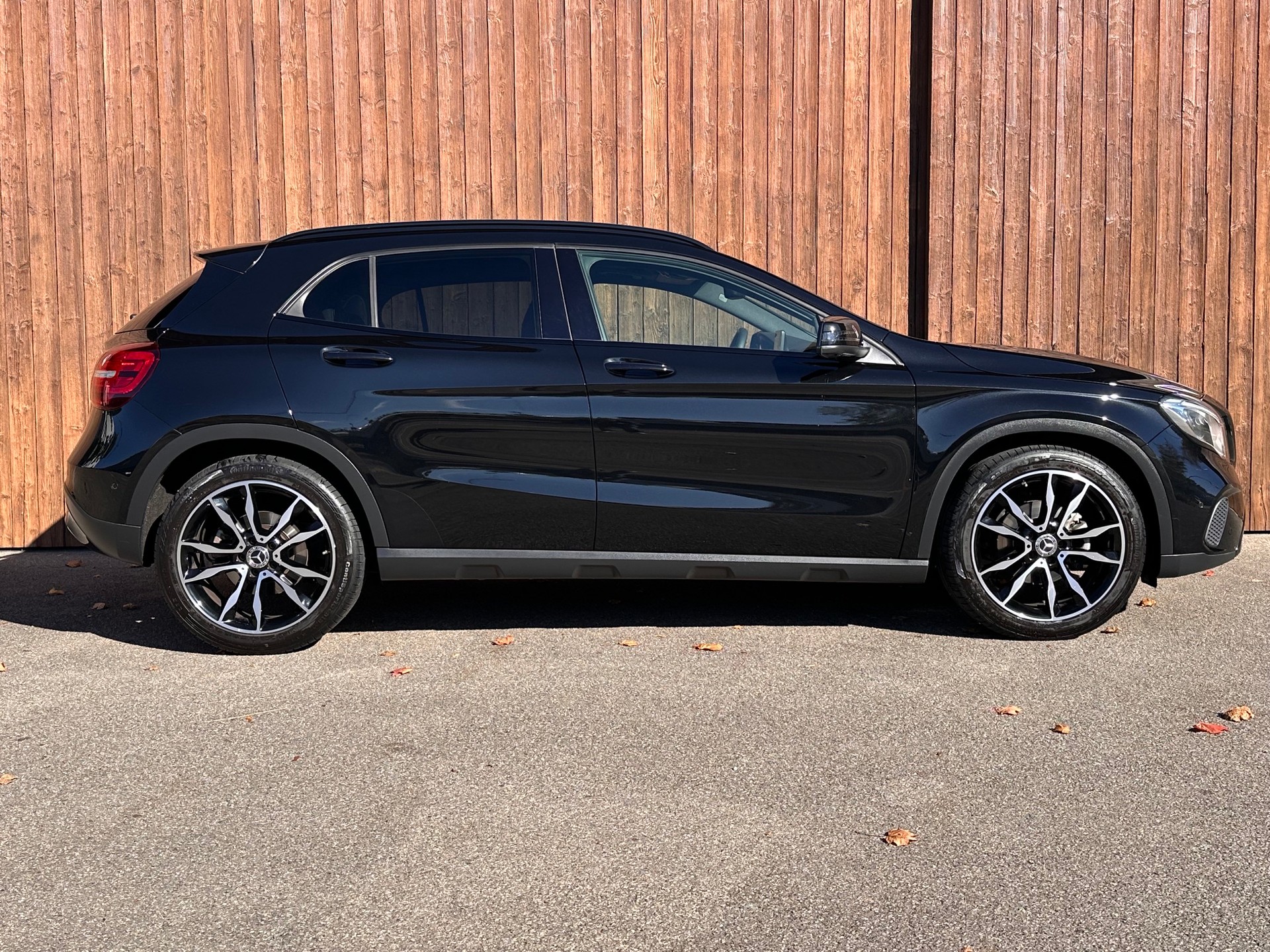 MERCEDES-BENZ GLA 200 Night Star 7G-DCT-image-0
