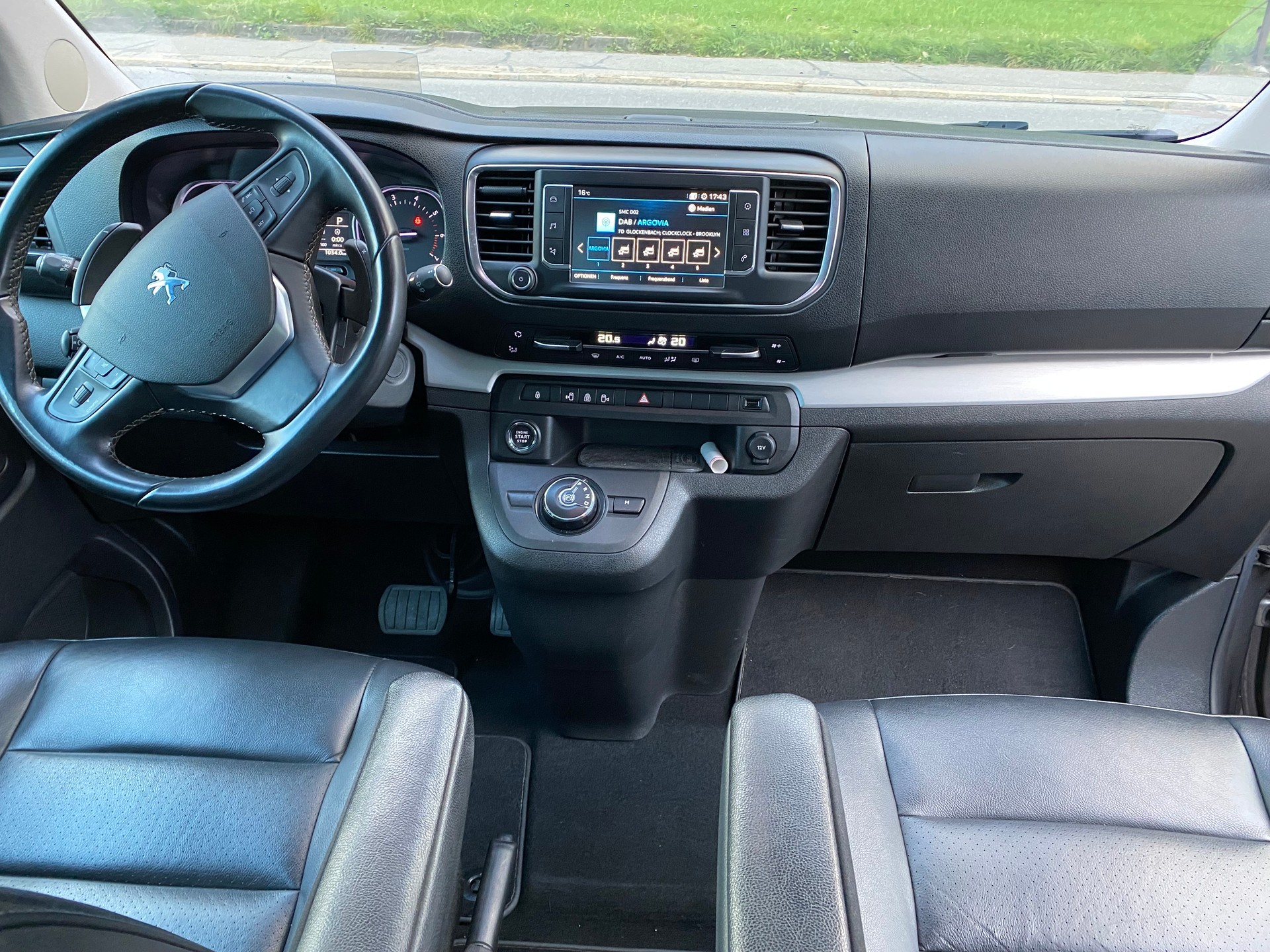 PEUGEOT Traveller 2.0 BlueHDi Business VIP Standard EAT-image-5