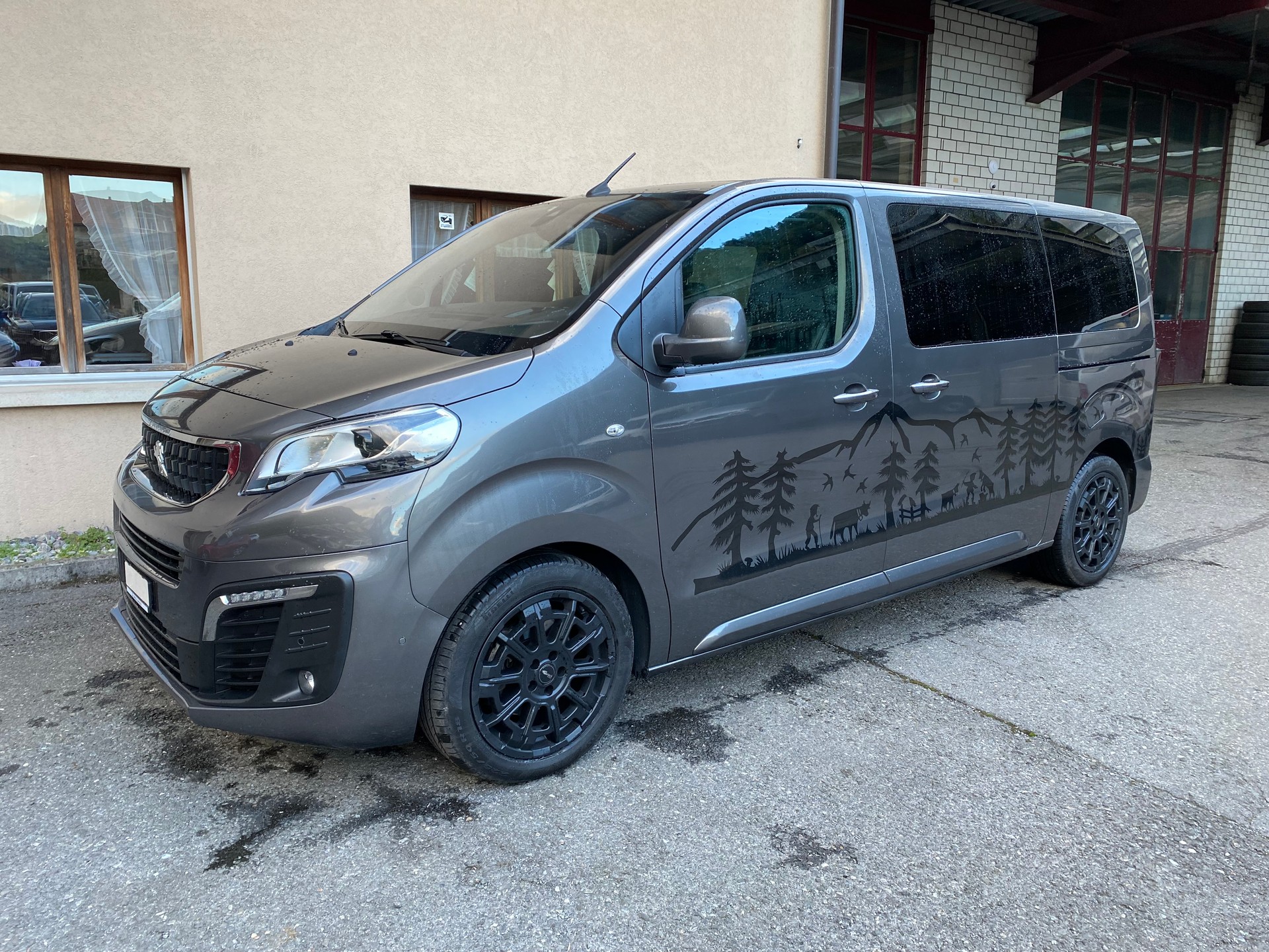 PEUGEOT Traveller 2.0 BlueHDi Business VIP Standard EAT-image-11