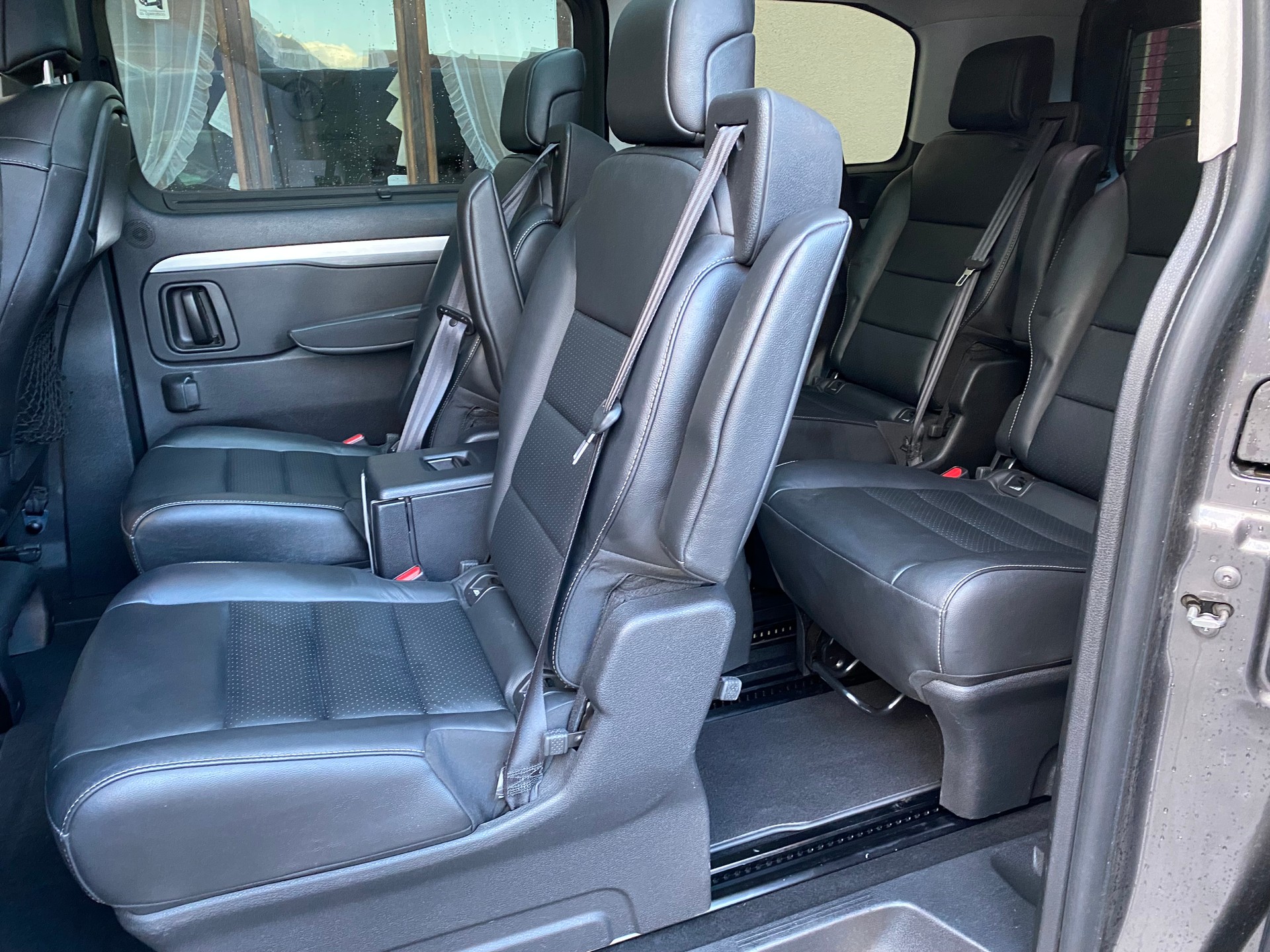 PEUGEOT Traveller 2.0 BlueHDi Business VIP Standard EAT-image-7