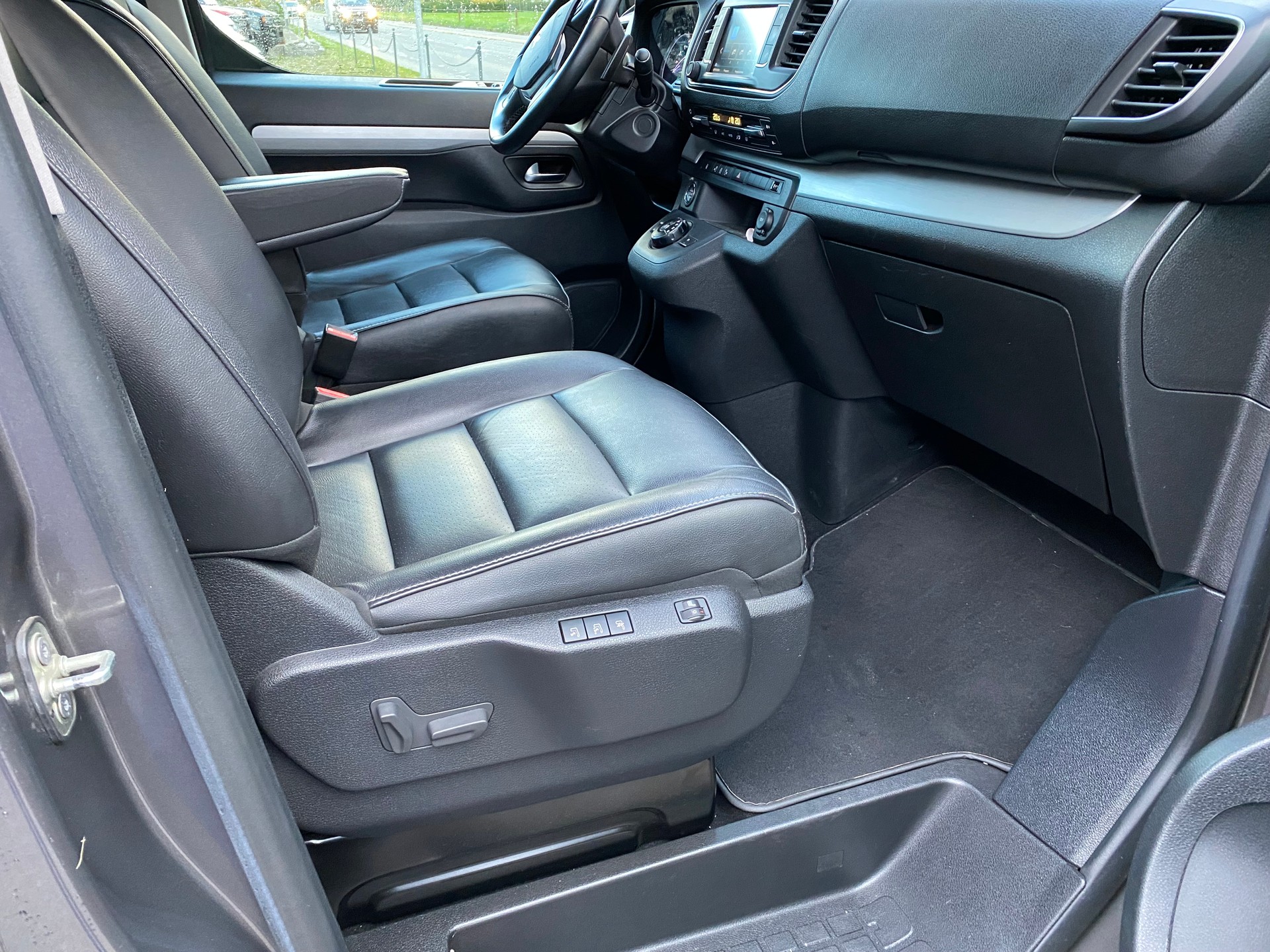 PEUGEOT Traveller 2.0 BlueHDi Business VIP Standard EAT-image-6