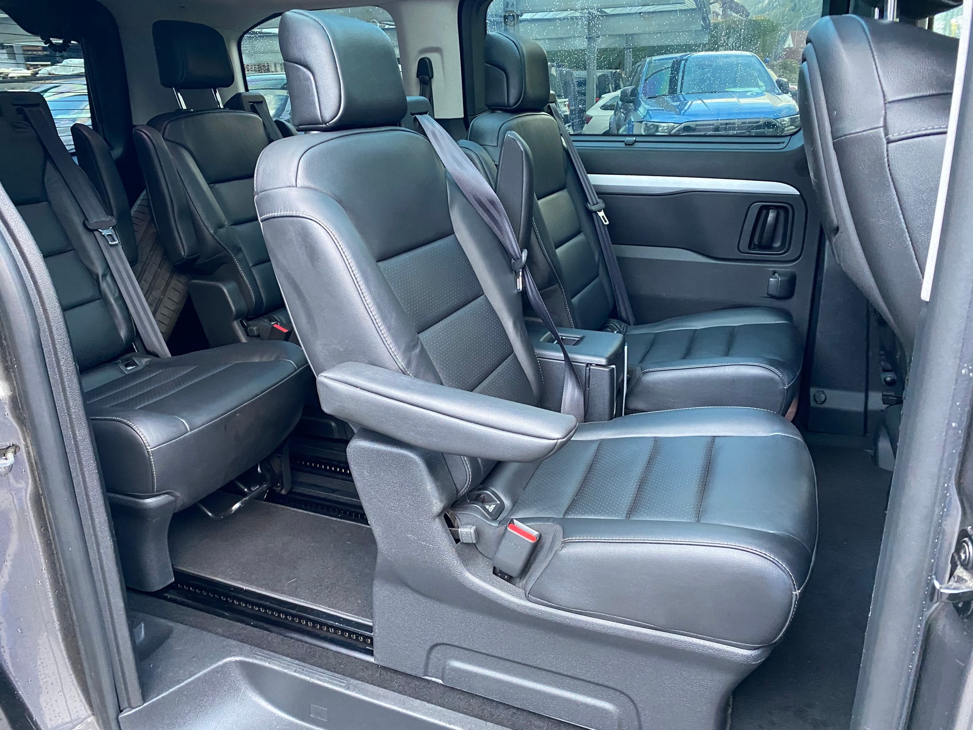 PEUGEOT Traveller 2.0 BlueHDi Business VIP Standard EAT-image-9