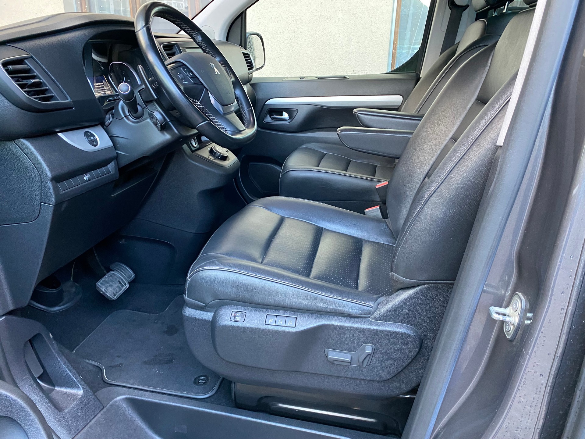 PEUGEOT Traveller 2.0 BlueHDi Business VIP Standard EAT-image-3