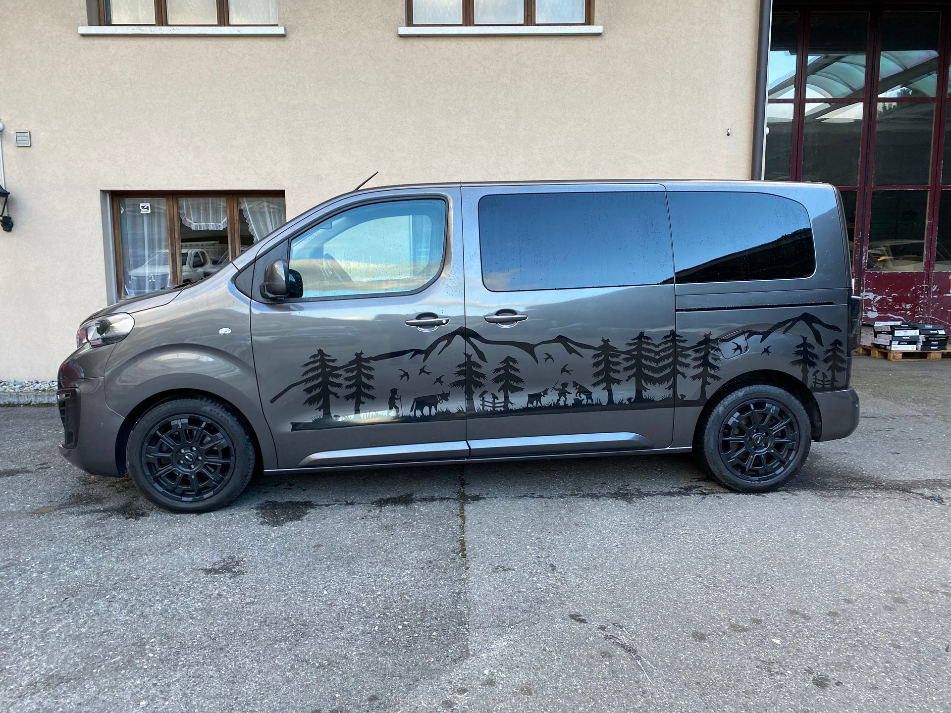 PEUGEOT Traveller 2.0 BlueHDi Business VIP Standard EAT-image-1