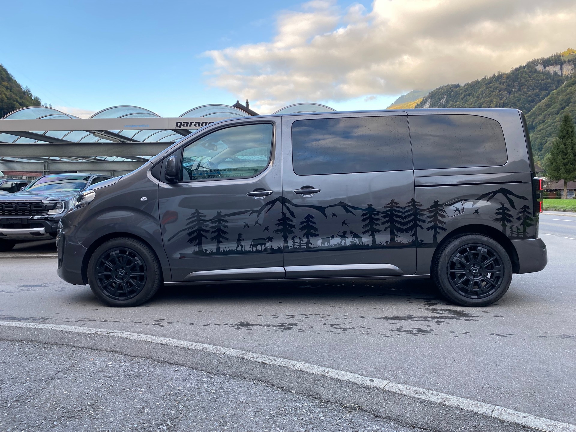 PEUGEOT Traveller 2.0 BlueHDi Business VIP Standard EAT-image-0