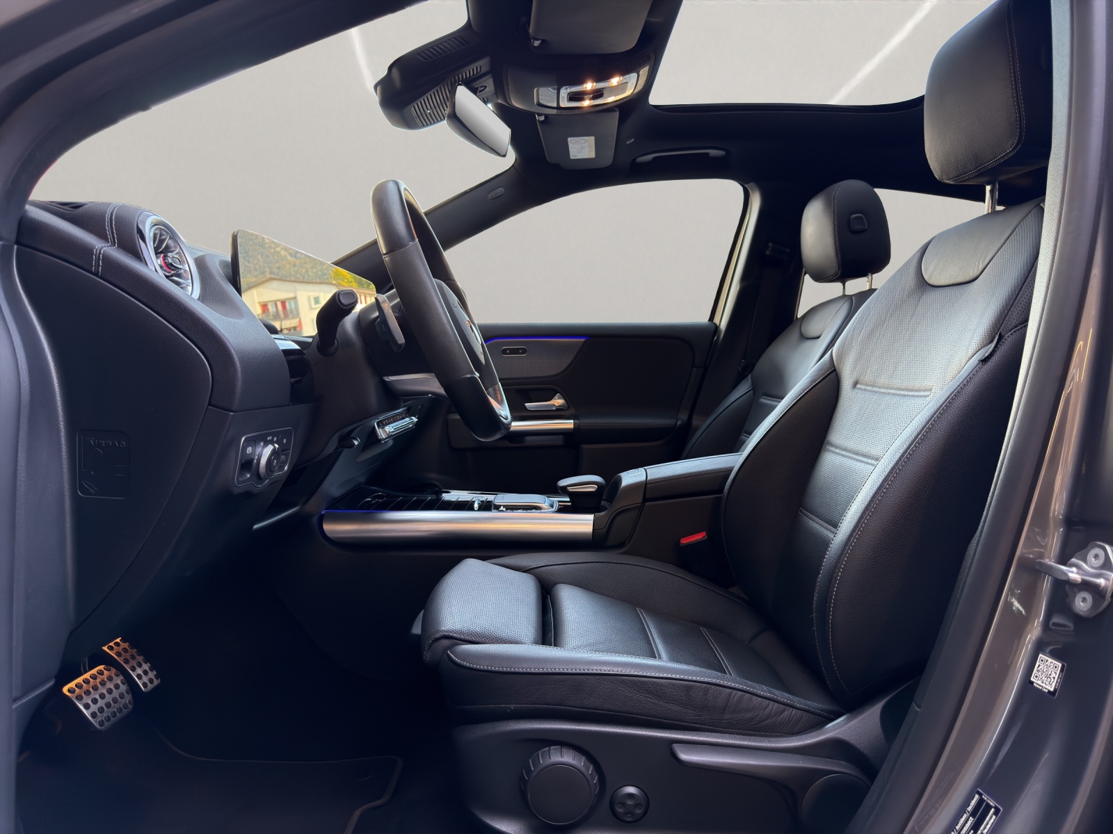 MERCEDES-BENZ EQA 350 Swiss Star AMG Line 4matic-image-6
