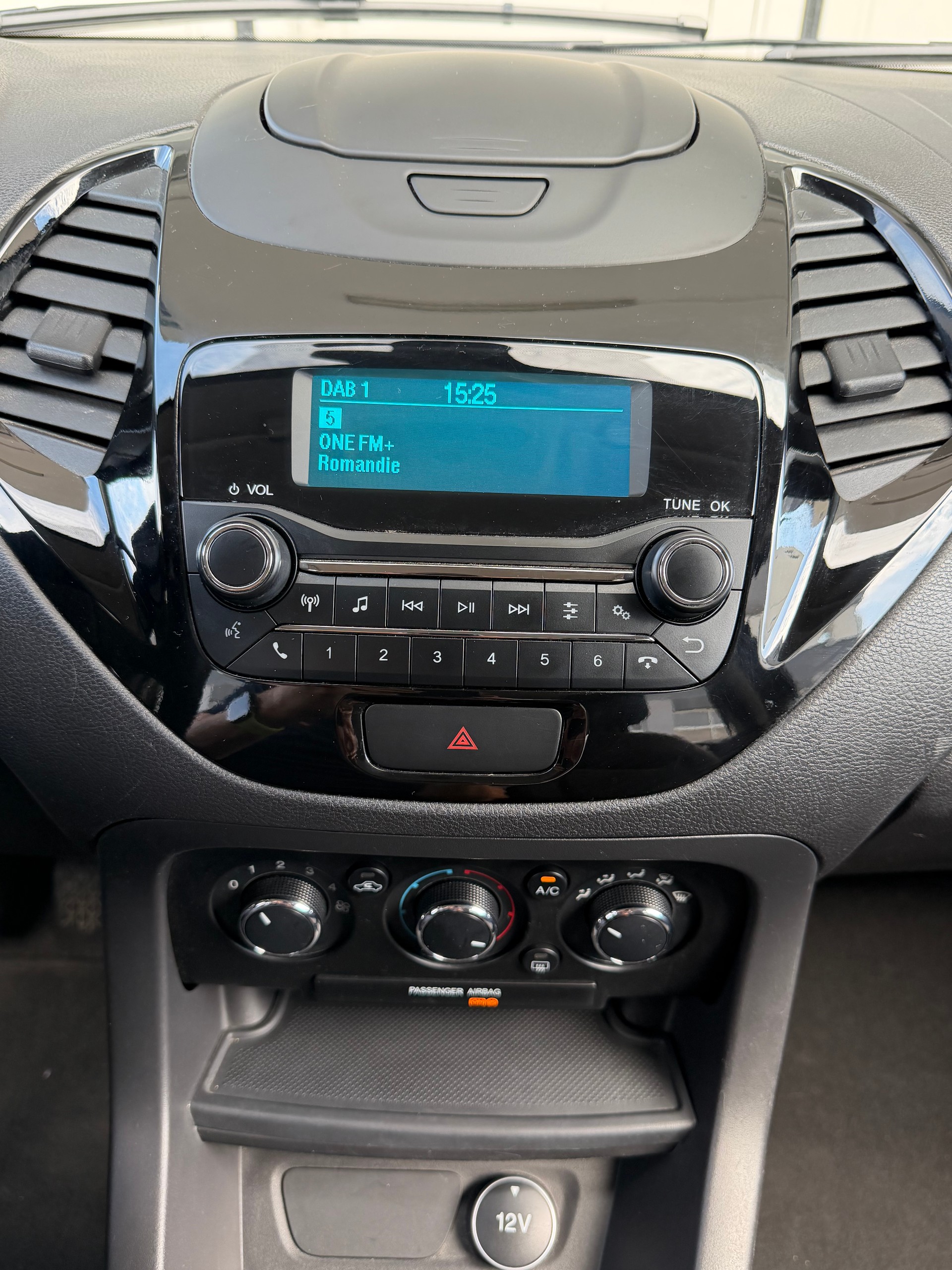 FORD KA+ 1.2 Ti-VCT Black Edition-image-21