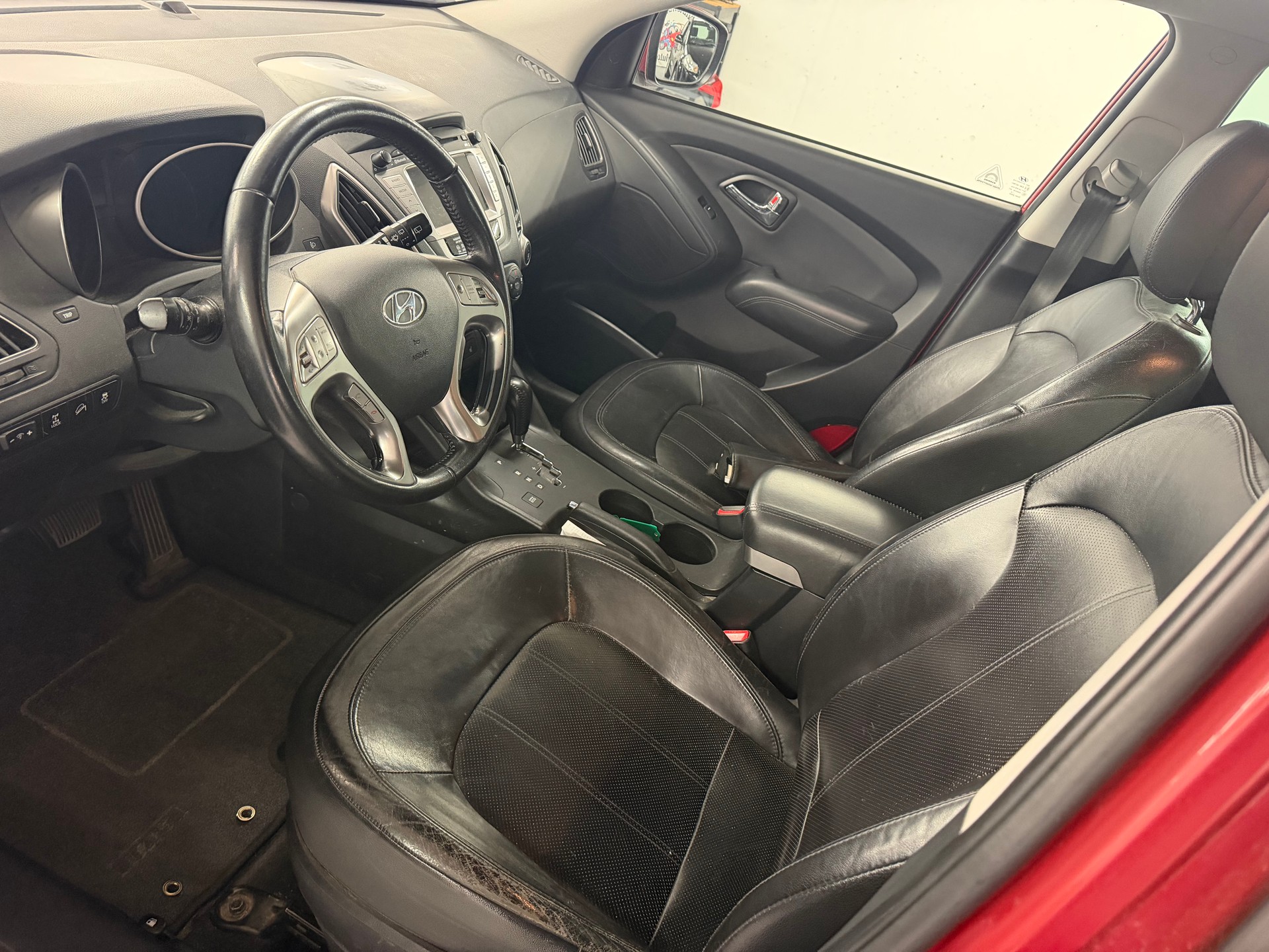 HYUNDAI iX 35 2.0 CRDi Premium 4WD Automatic-image-6