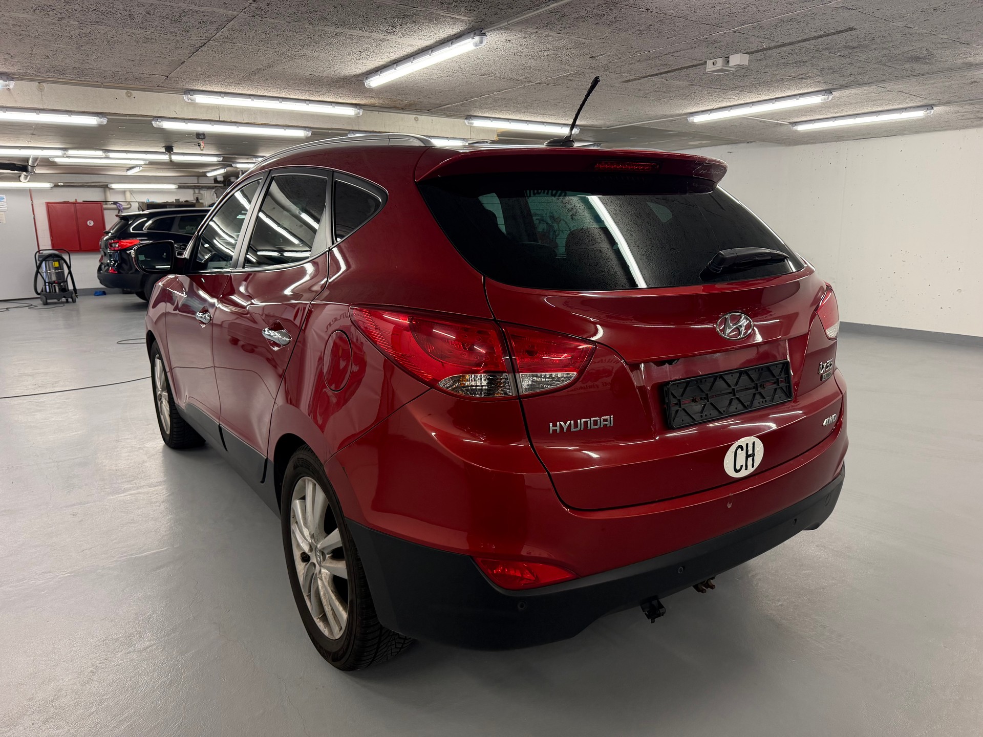 HYUNDAI iX 35 2.0 CRDi Premium 4WD Automatic-image-3
