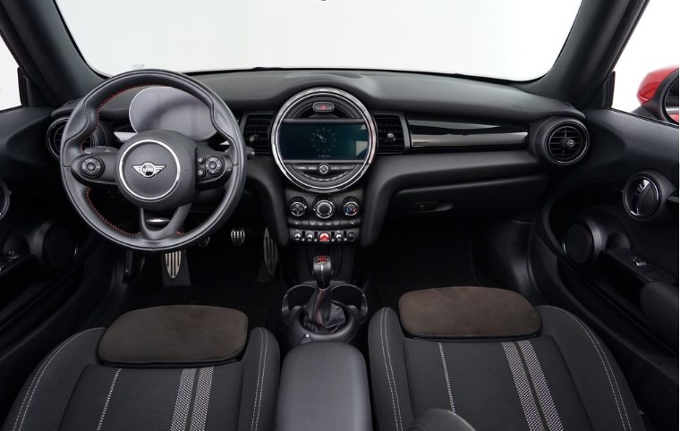 MINI Mini Cabrio Cooper-image-4