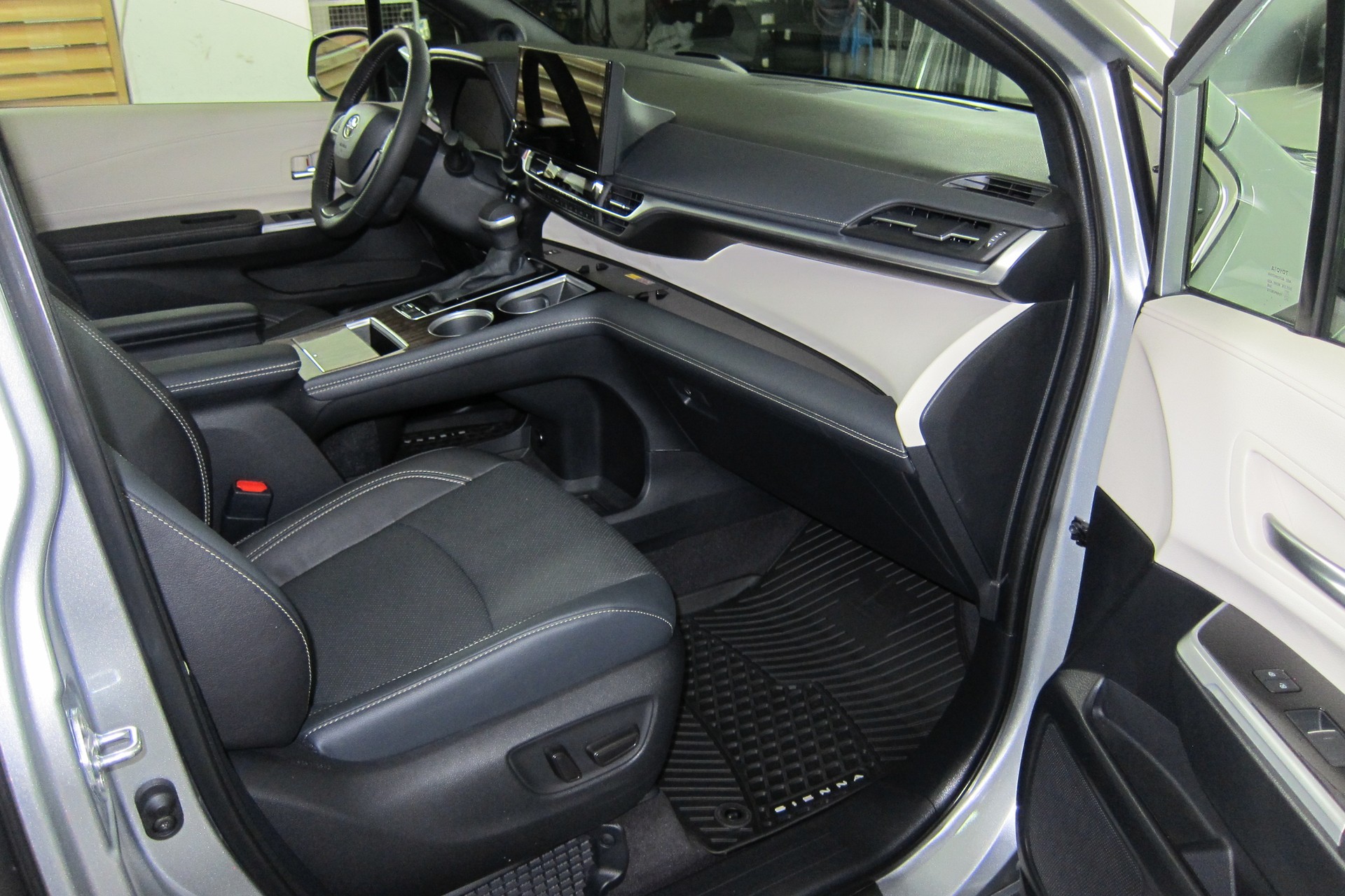 TOYOTA SIENNA 2025 PLATINUM AWD-image-10