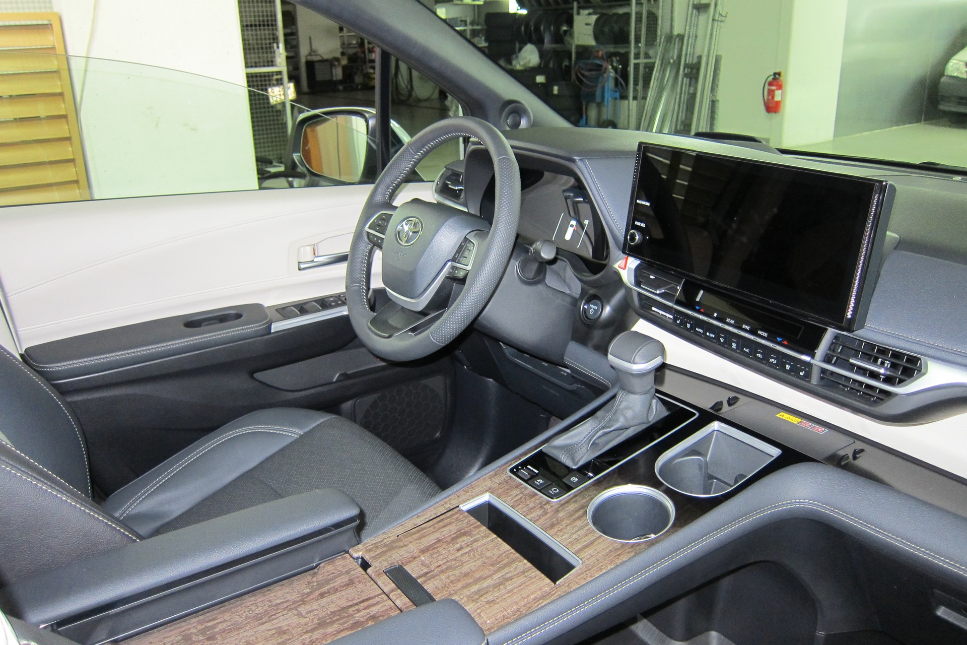 TOYOTA SIENNA 2025 PLATINUM AWD-image-11