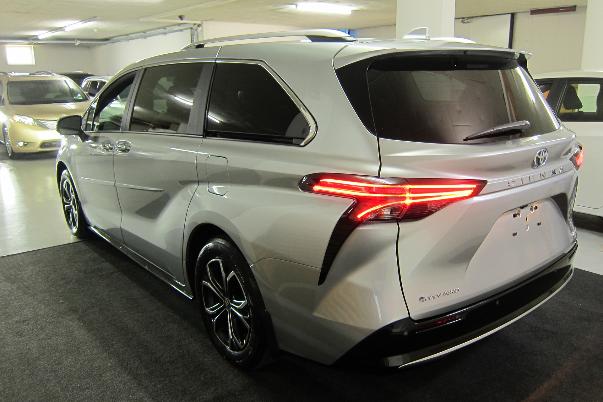 TOYOTA SIENNA 2025 PLATINUM AWD-image-3