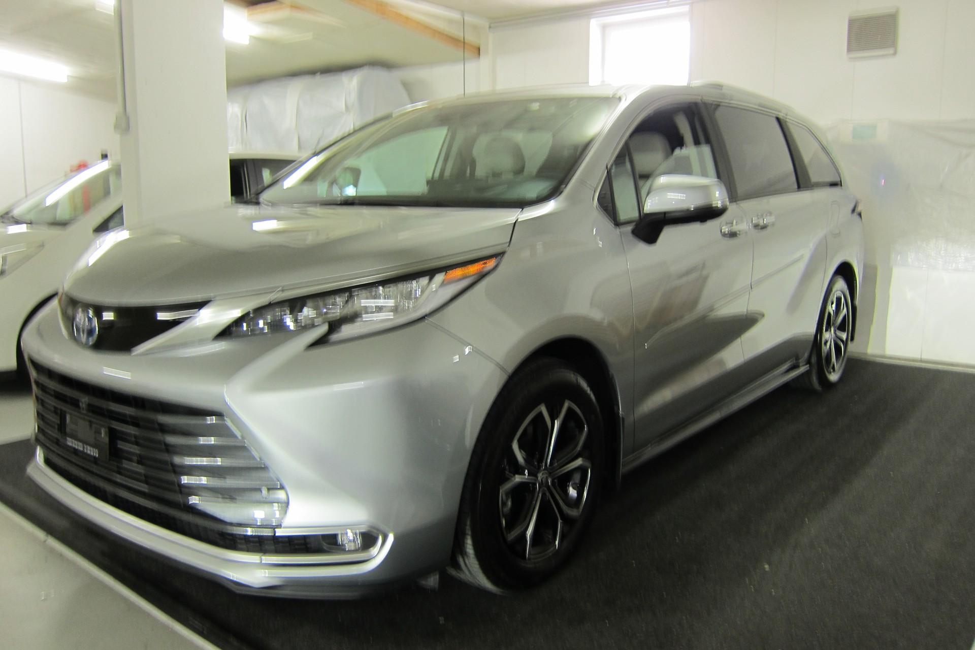 TOYOTA SIENNA 2025 PLATINUM AWD-image-2