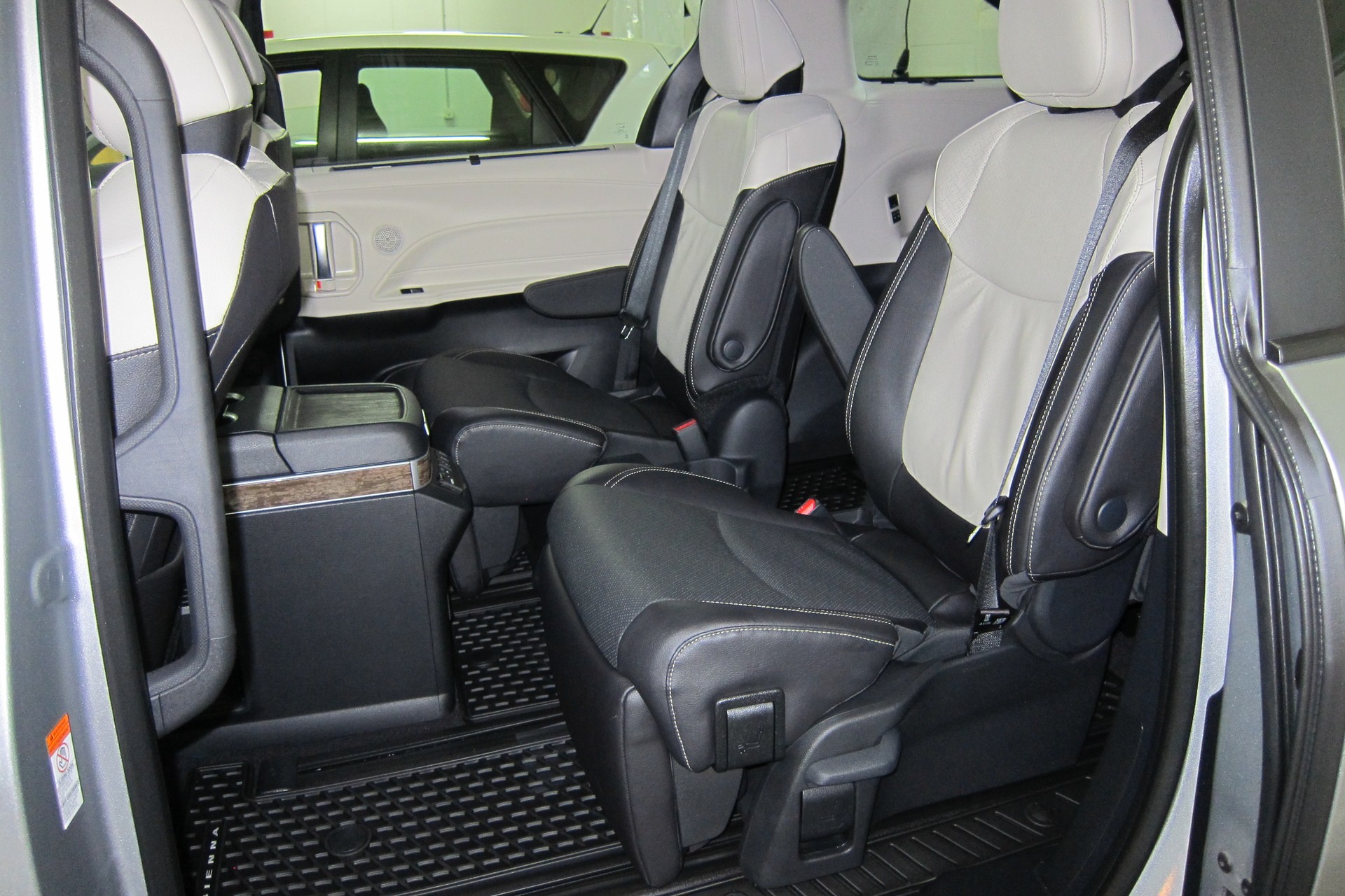 TOYOTA SIENNA 2025 PLATINUM AWD-image-6