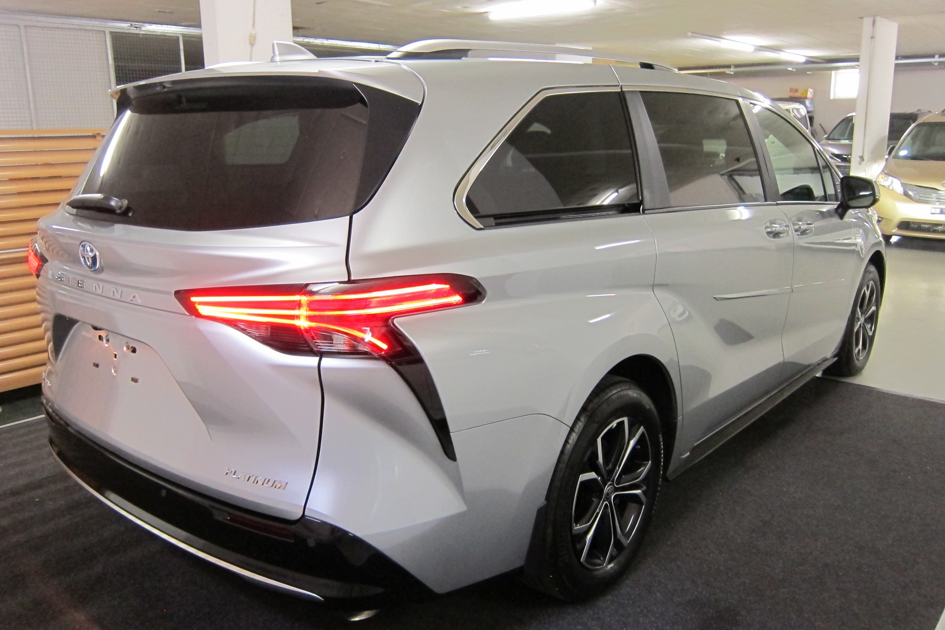 TOYOTA SIENNA 2025 PLATINUM AWD-image-4